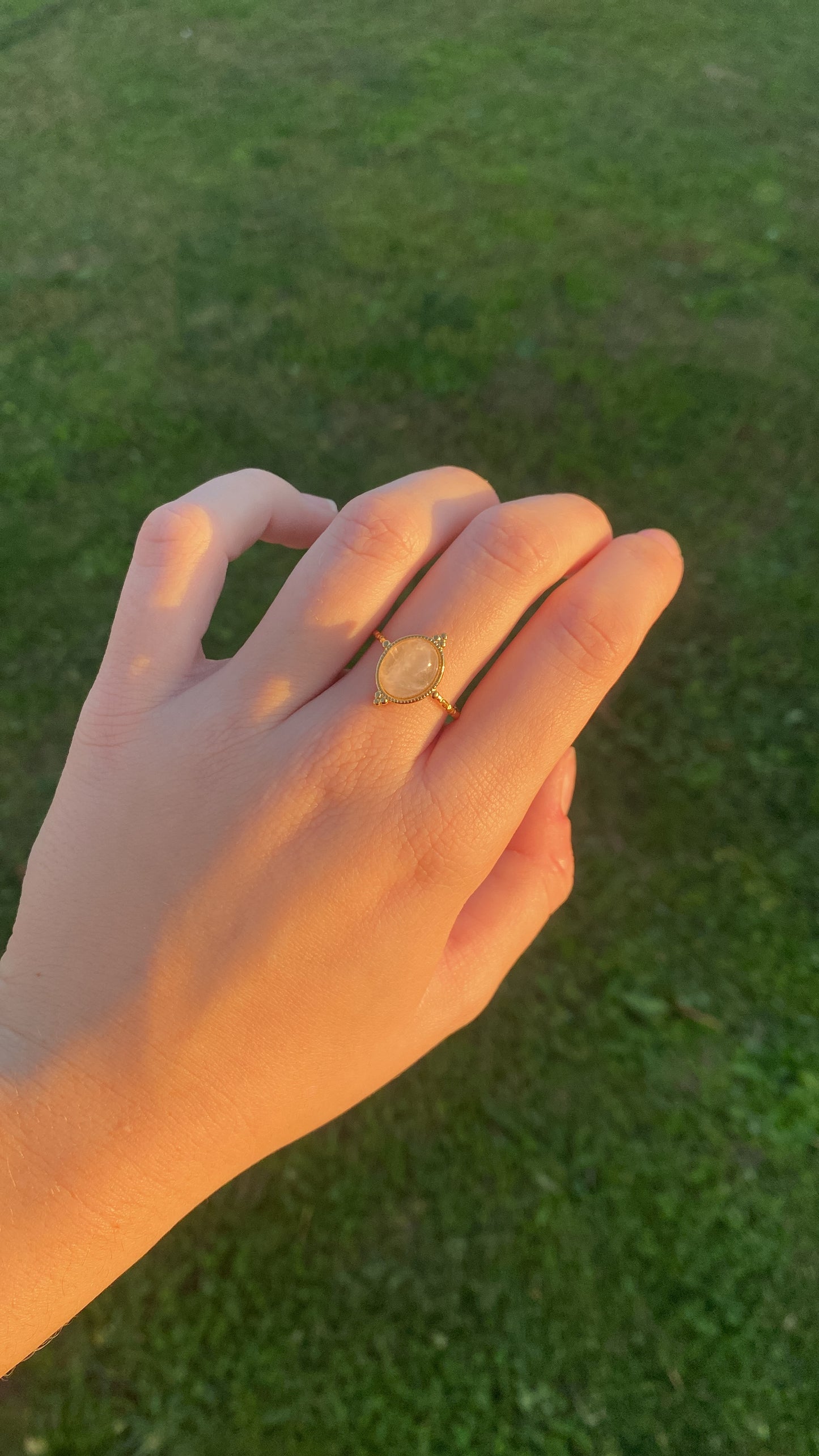 Bague ovale détaillée, quartz rose