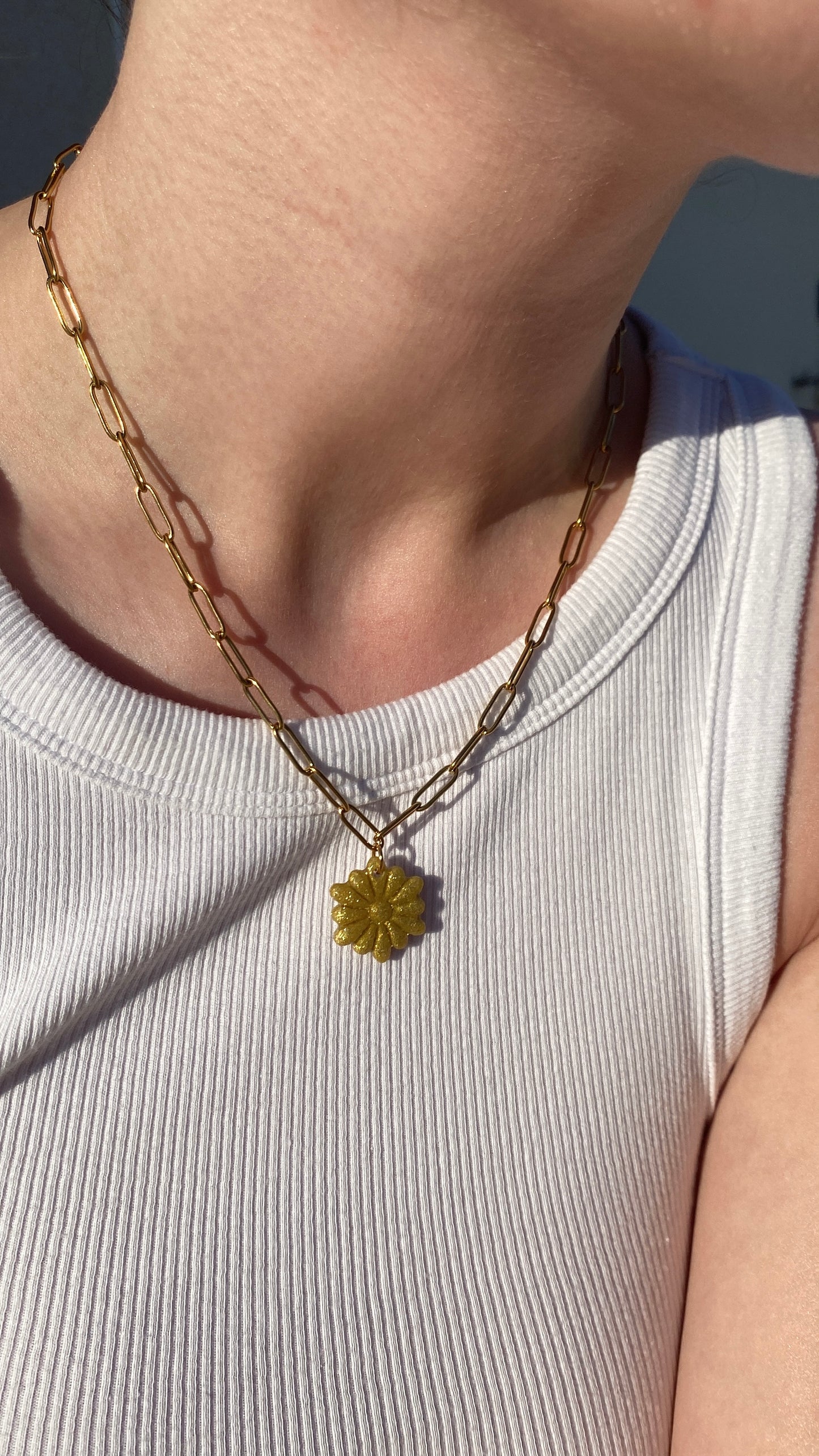 Collier fleur dorée