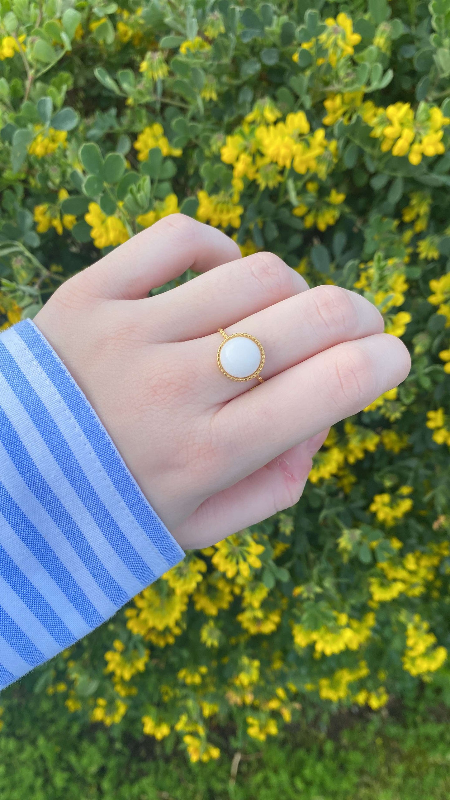 Bague détaillée en jade blanche