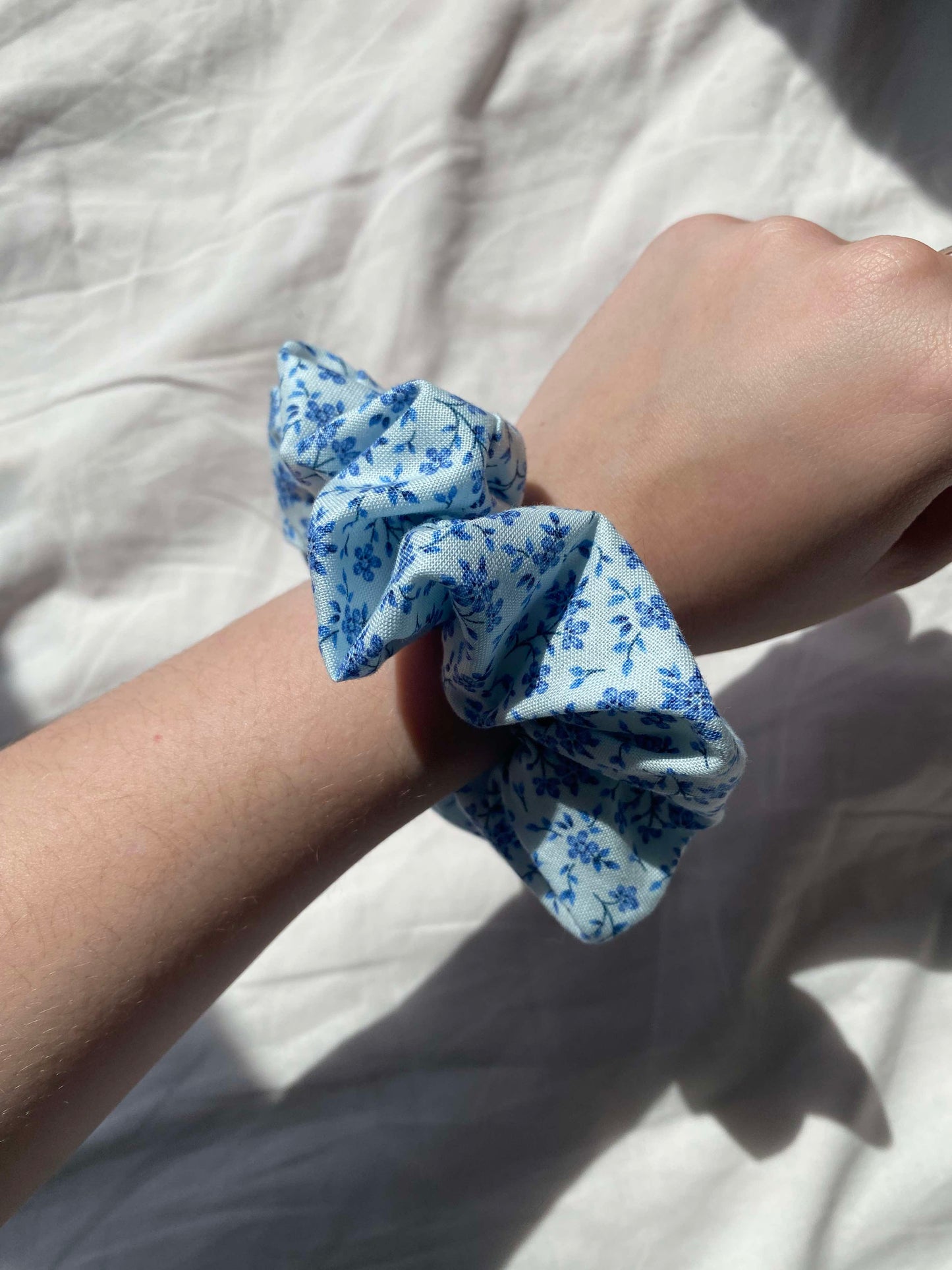 Chouchou fleuri bleu