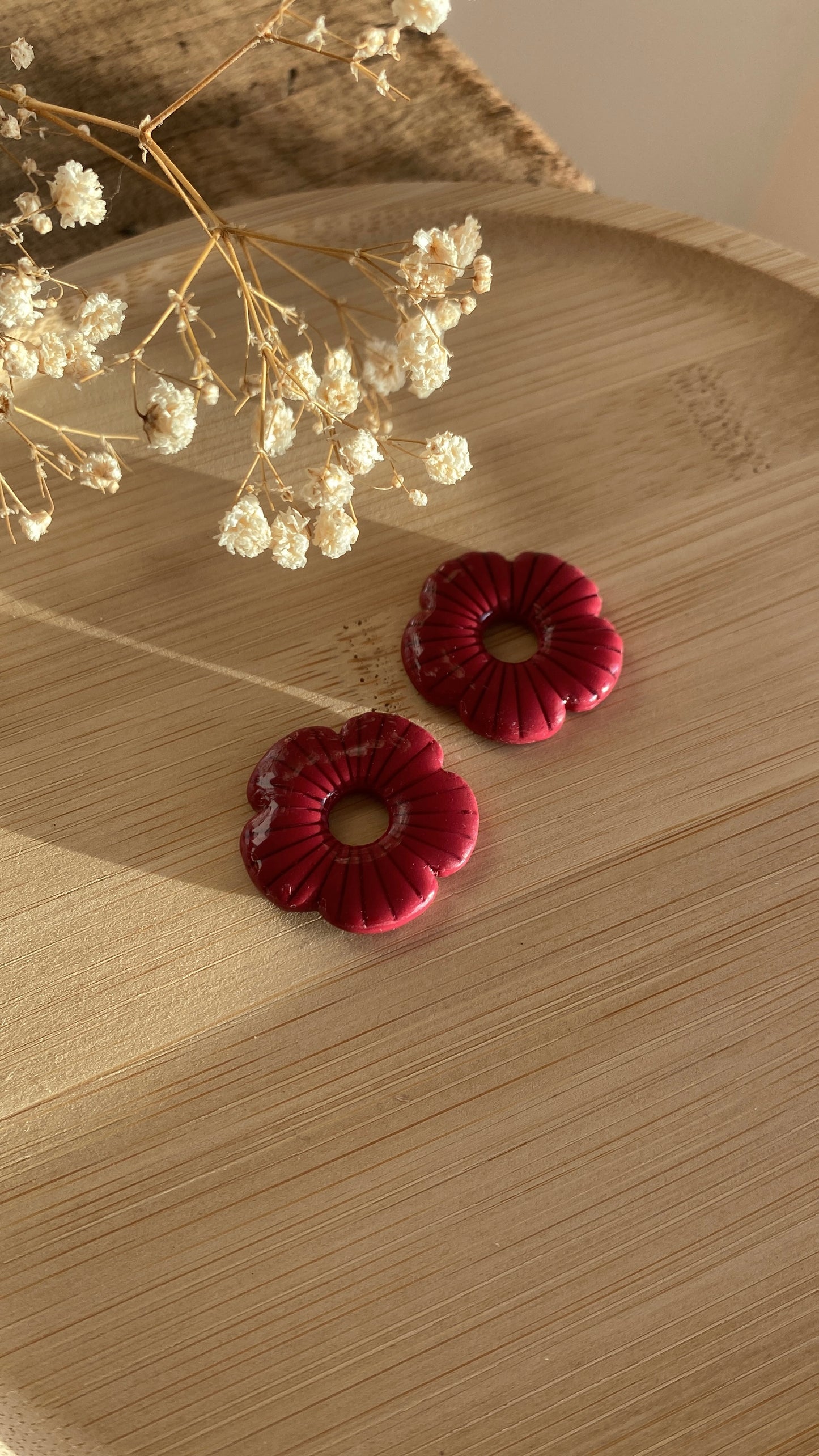 Grandes fleurs bordeaux