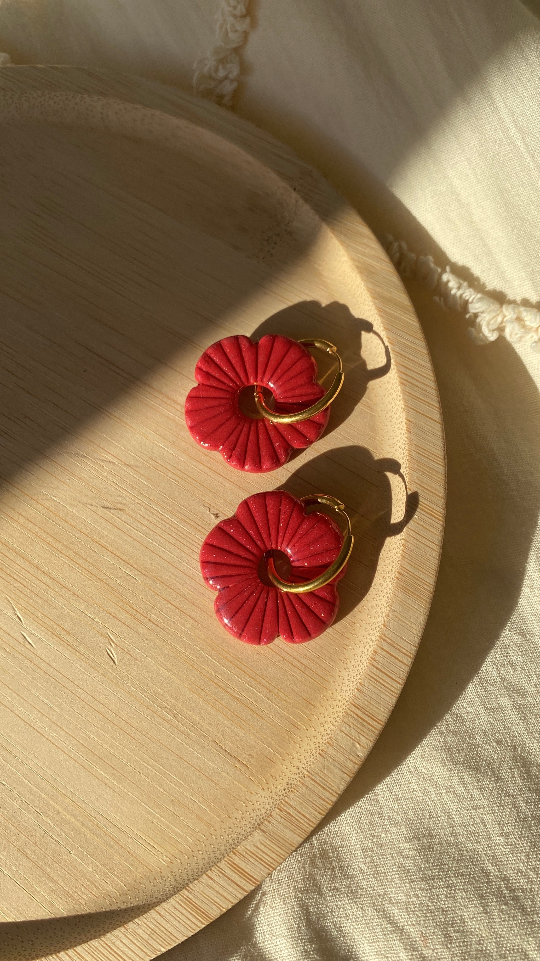 Grandes fleurs rouges pailletées