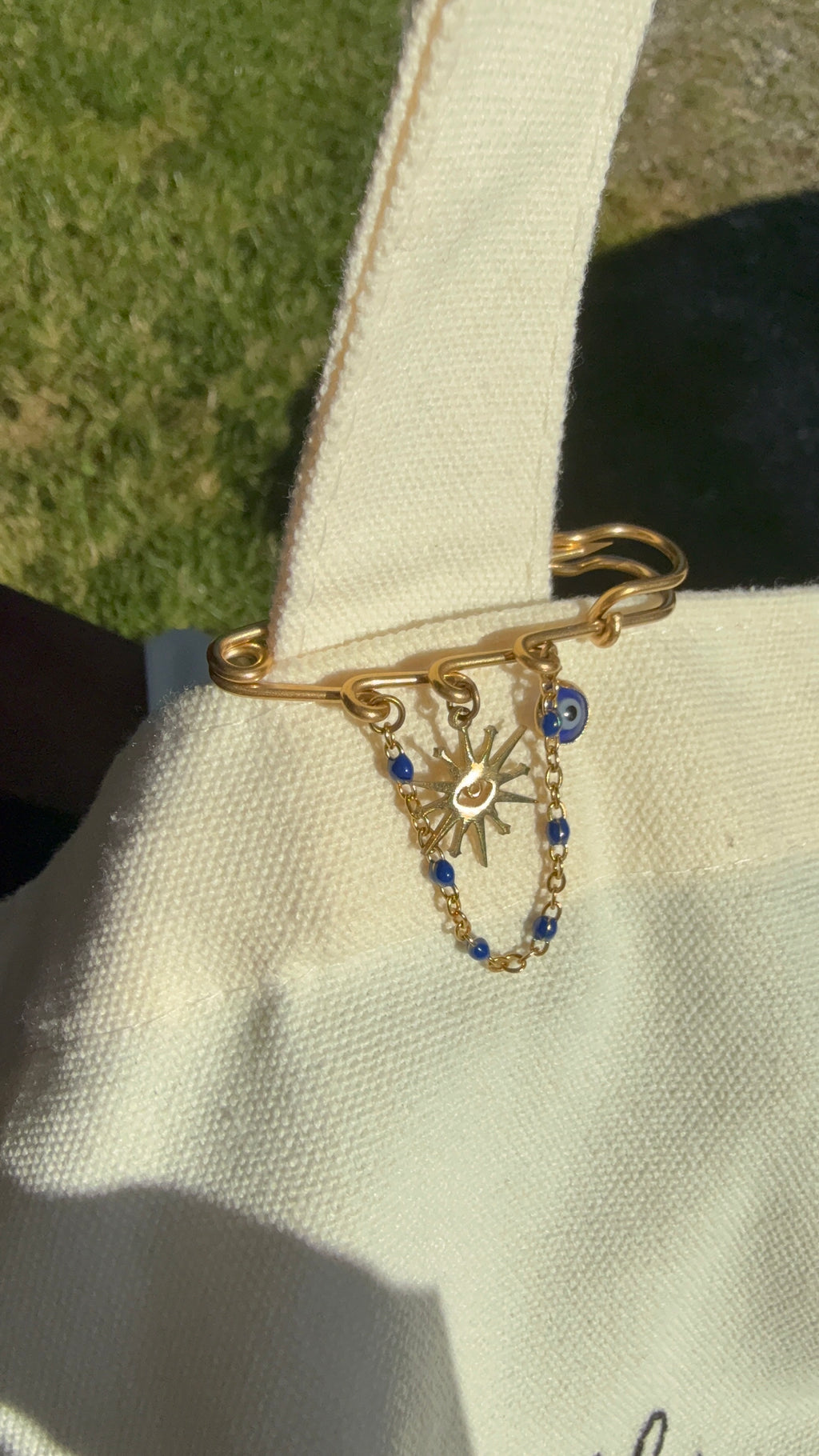 Broche bleue