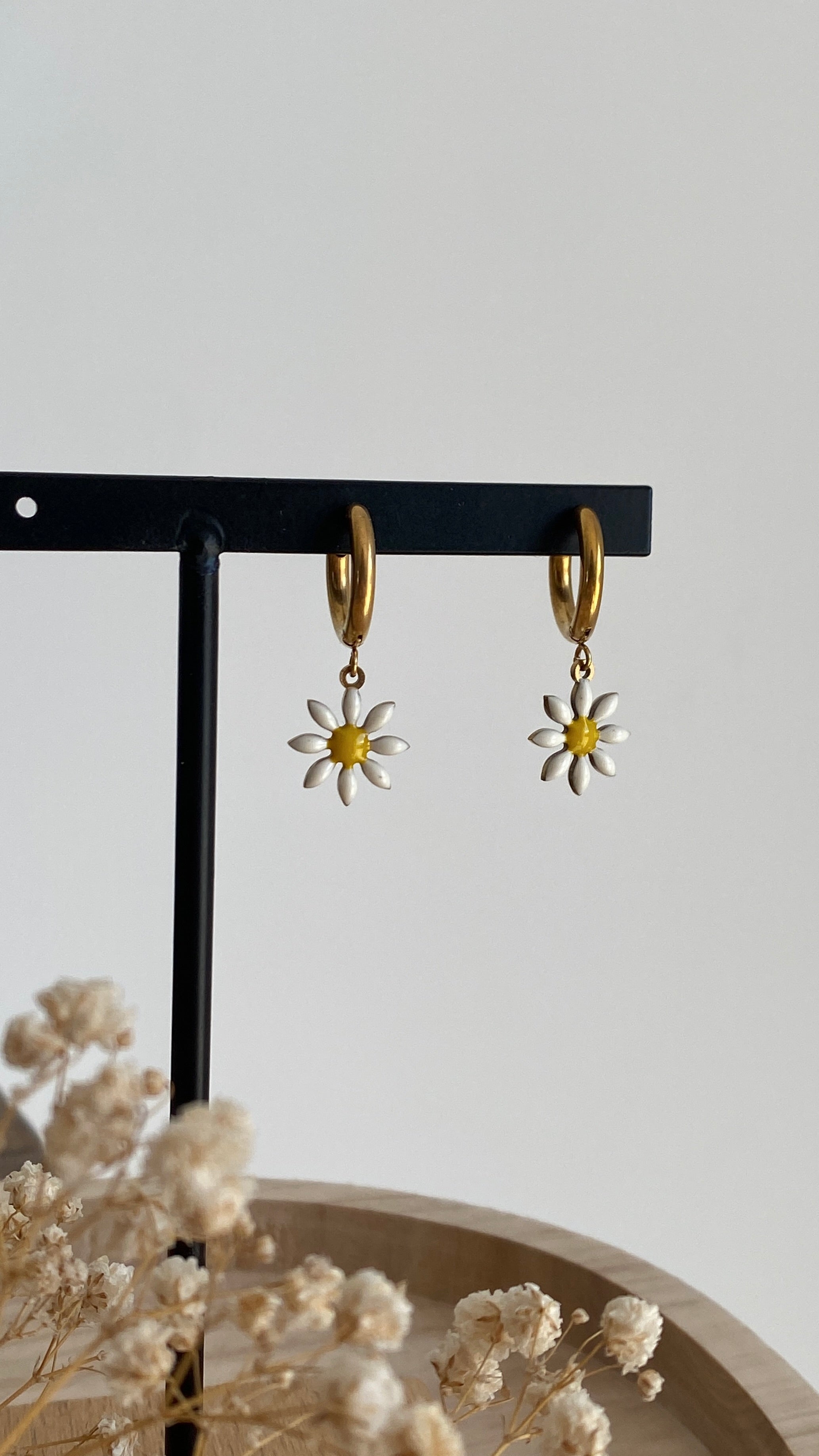 Boucles fleurs blanches