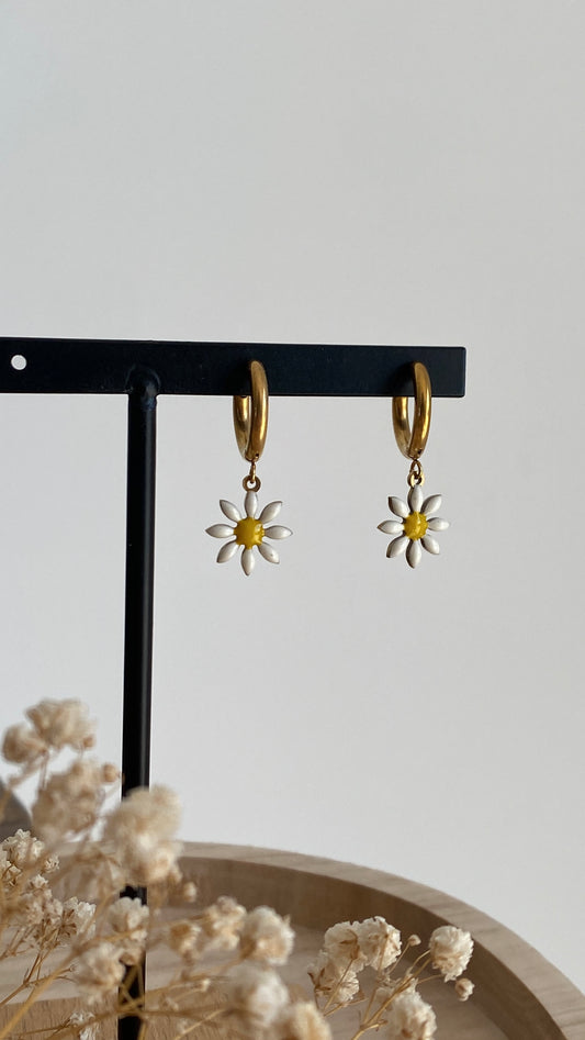 Boucles fleurs blanches