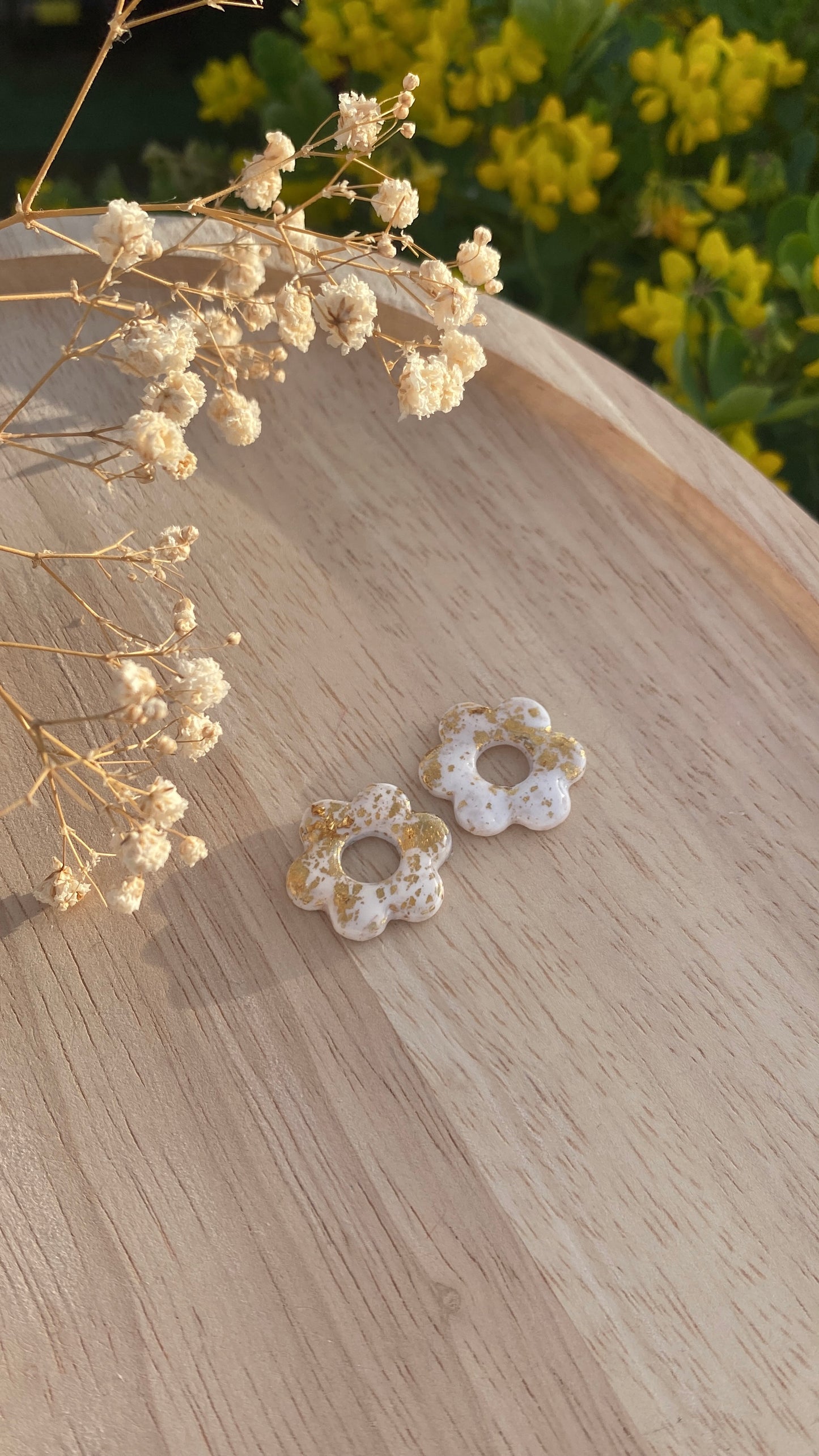 Pampilles fleurs blanches feuilles d’or