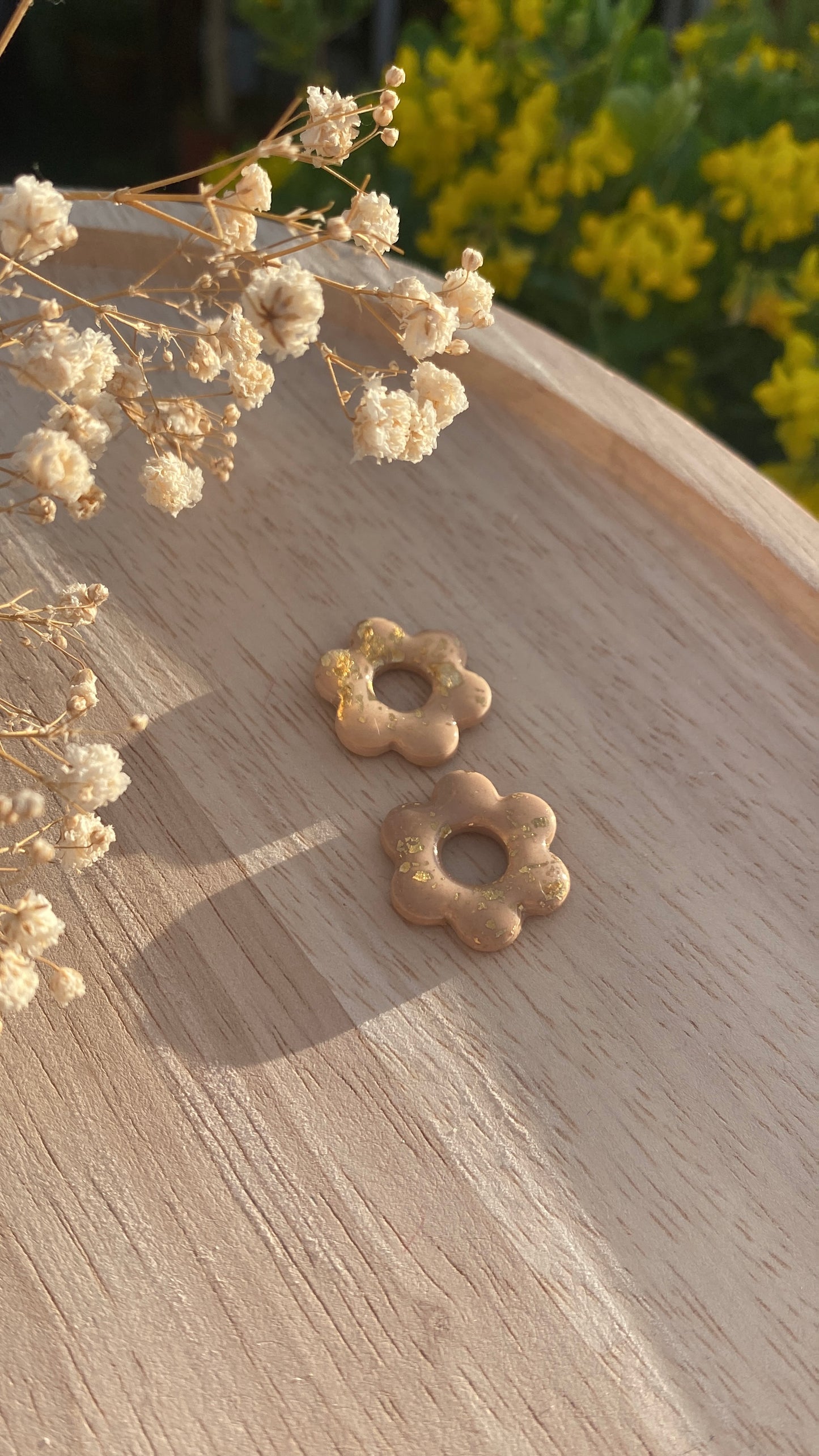 Pampilles fleurs beiges feuilles d’or