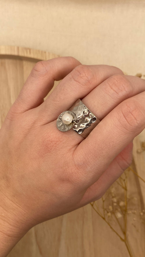 Bague breloque martelée argentée