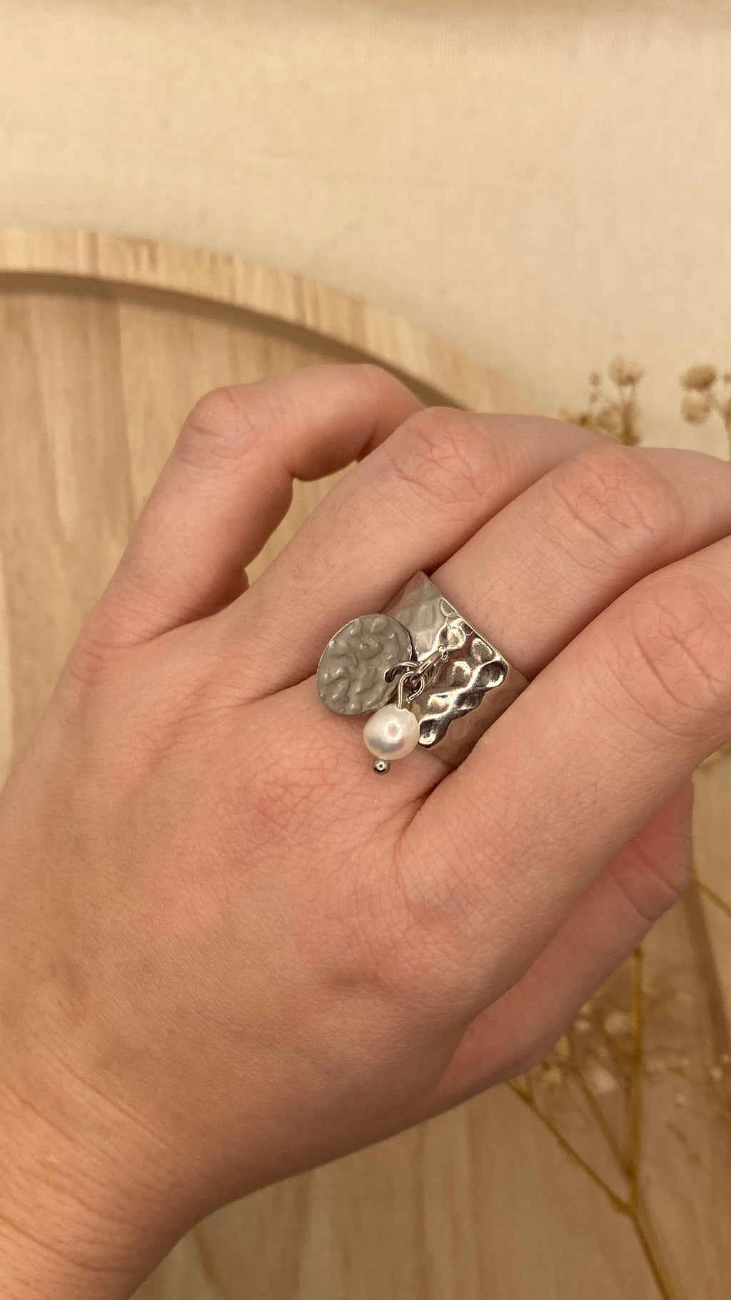 Bague breloque martelée argentée