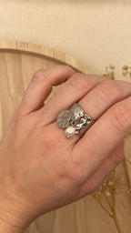 Bague breloque martelée argentée