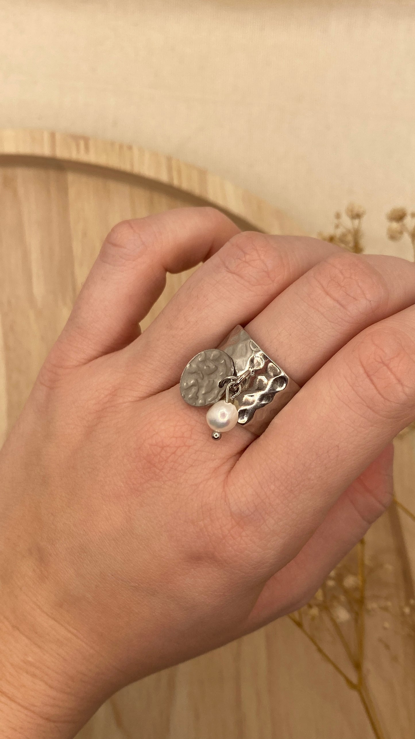 Bague breloque martelée argentée