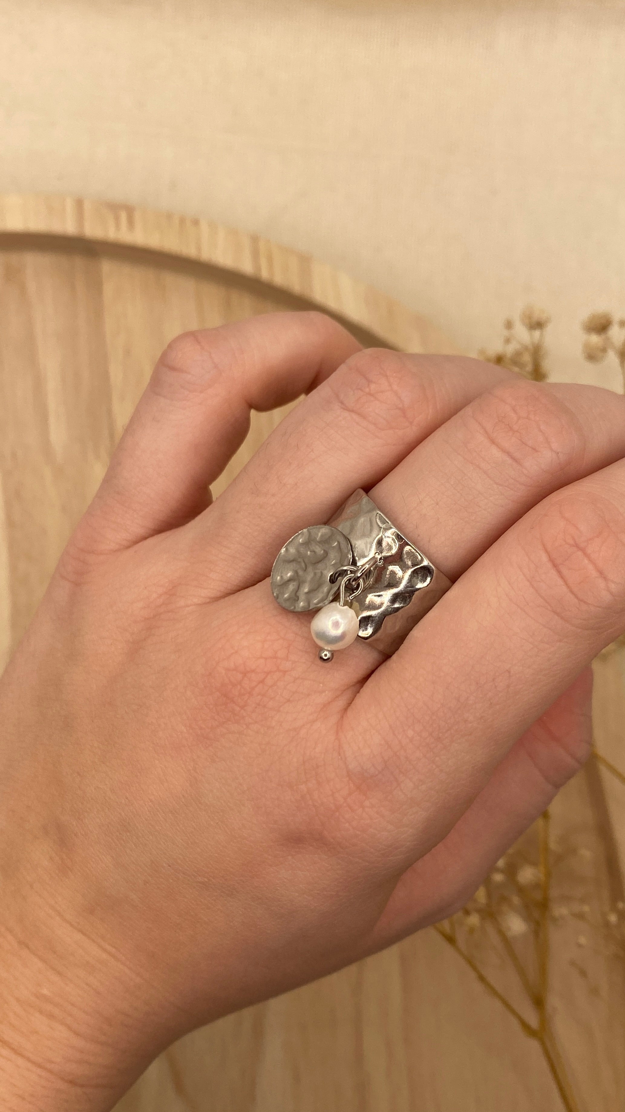 Bague breloque martelée argentée