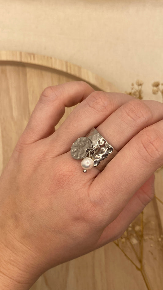 Bague breloque martelée argentée
