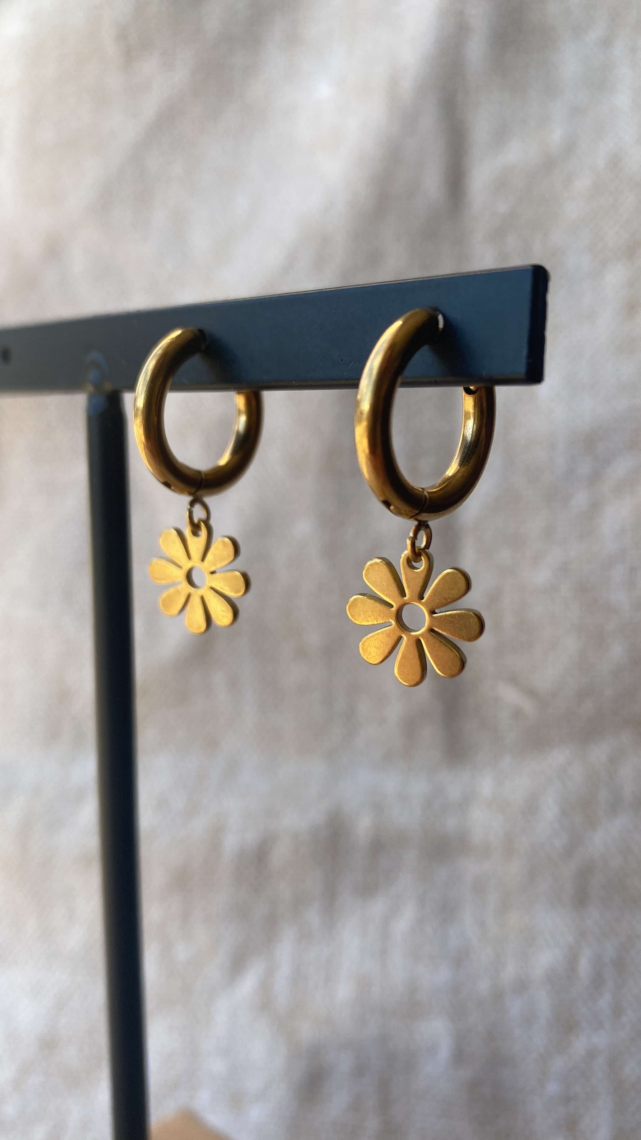 Paire de boucle d'oreilles fleurs dorées