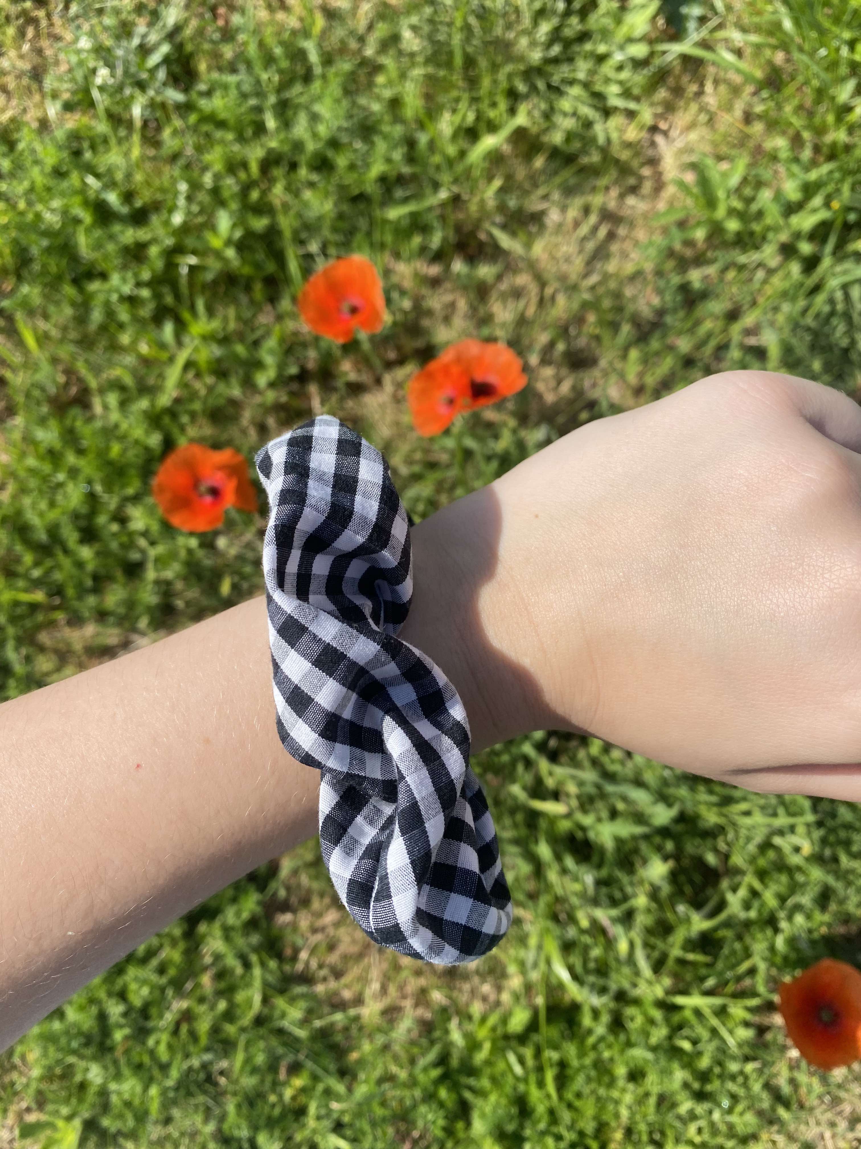 Chouchou à carreaux noir et blanc