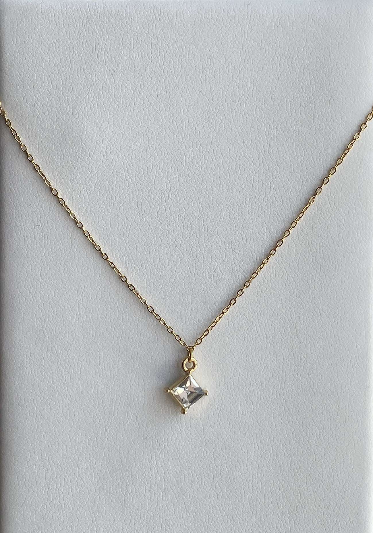 Collier doré, fin avec strass