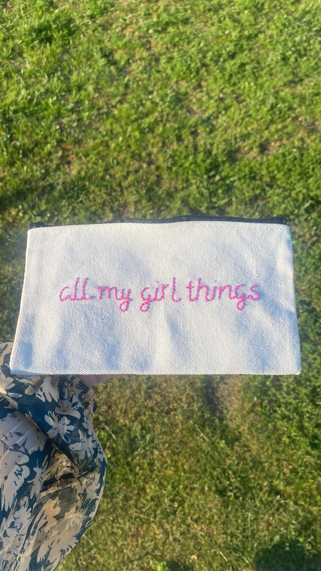 Pochette brodée "all my girl things"
