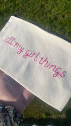 Pochette brodée "all my girl things"