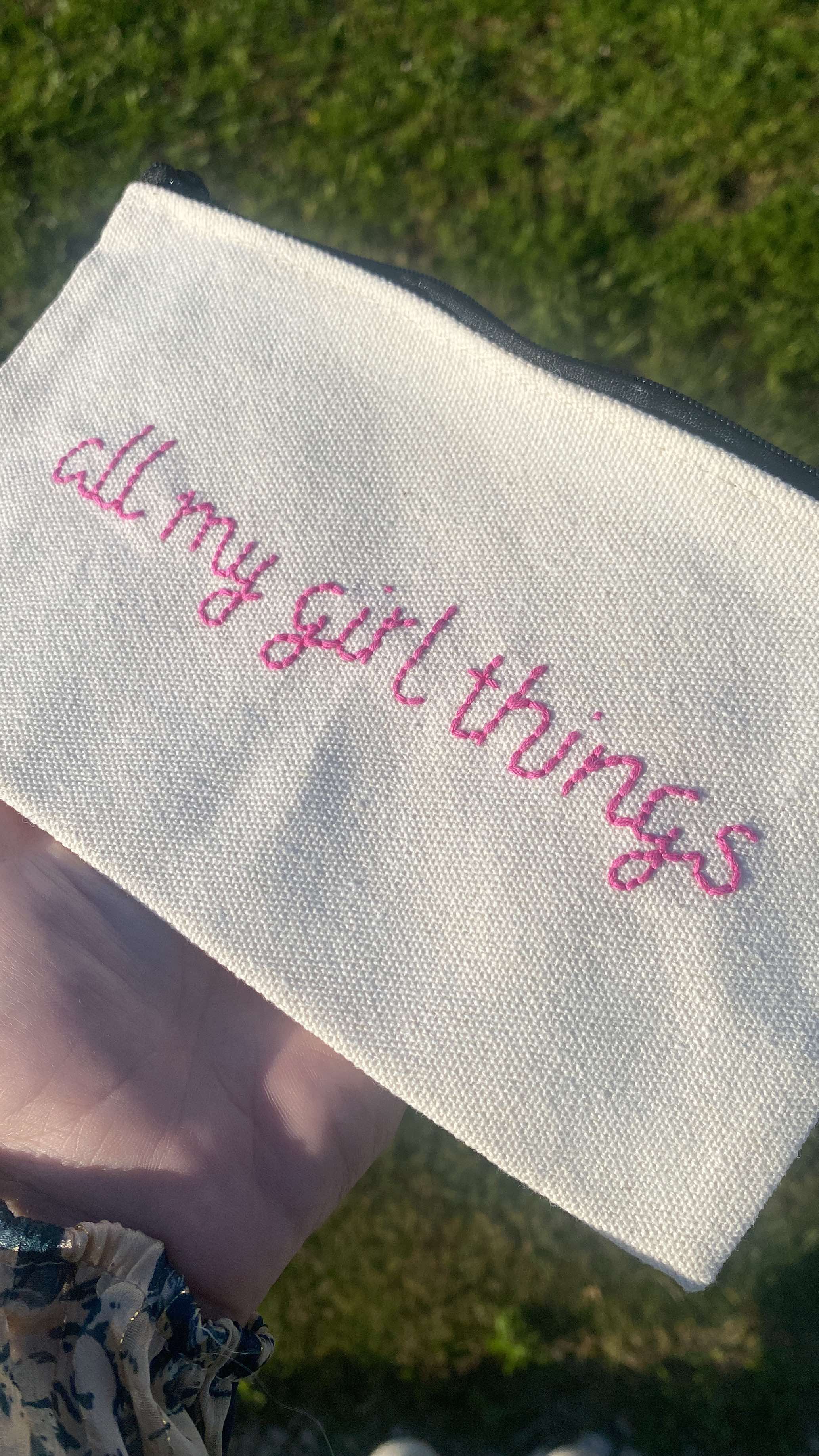 Pochette brodée "all my girl things"