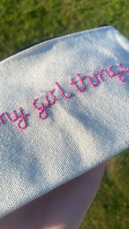 Pochette brodée "all my girl things"