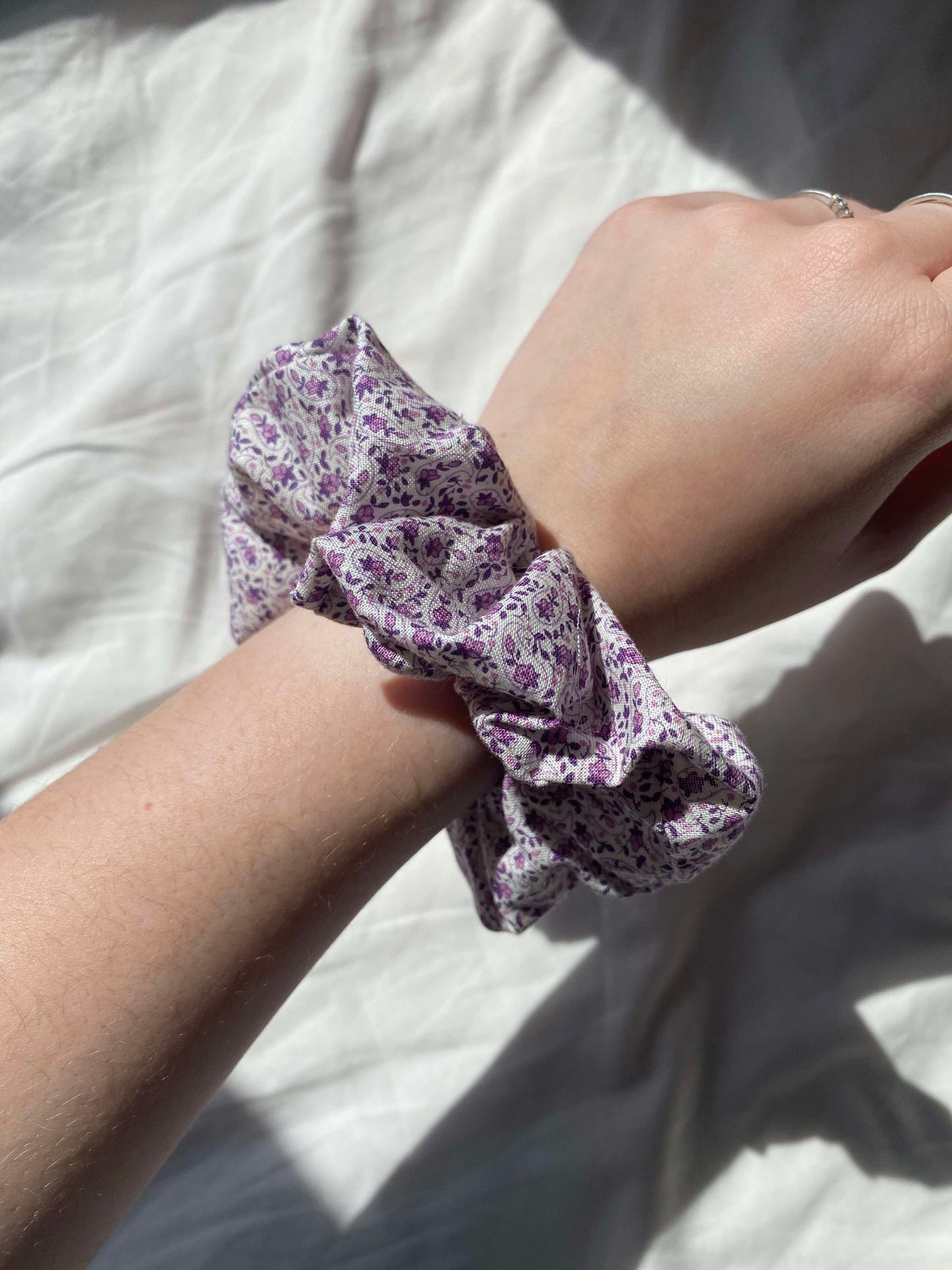 Chouchou fleurs violettes