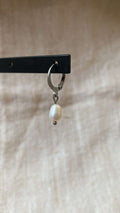 Mono boucle argentée perle d'eau douce