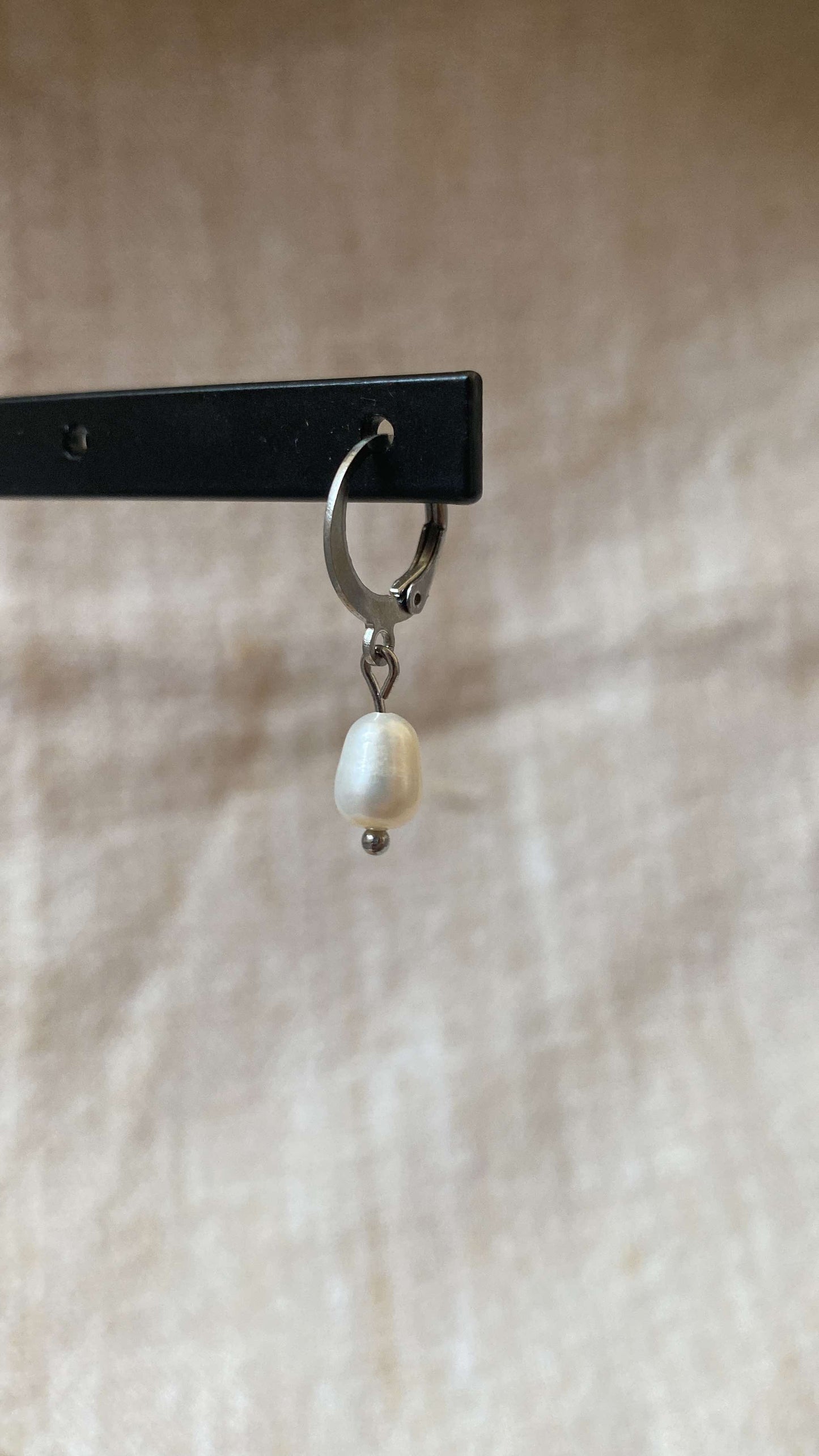 Mono boucle argentée perle d'eau douce