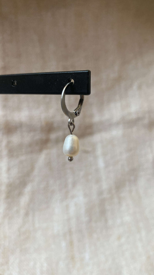 Mono boucle argentée perle d'eau douce