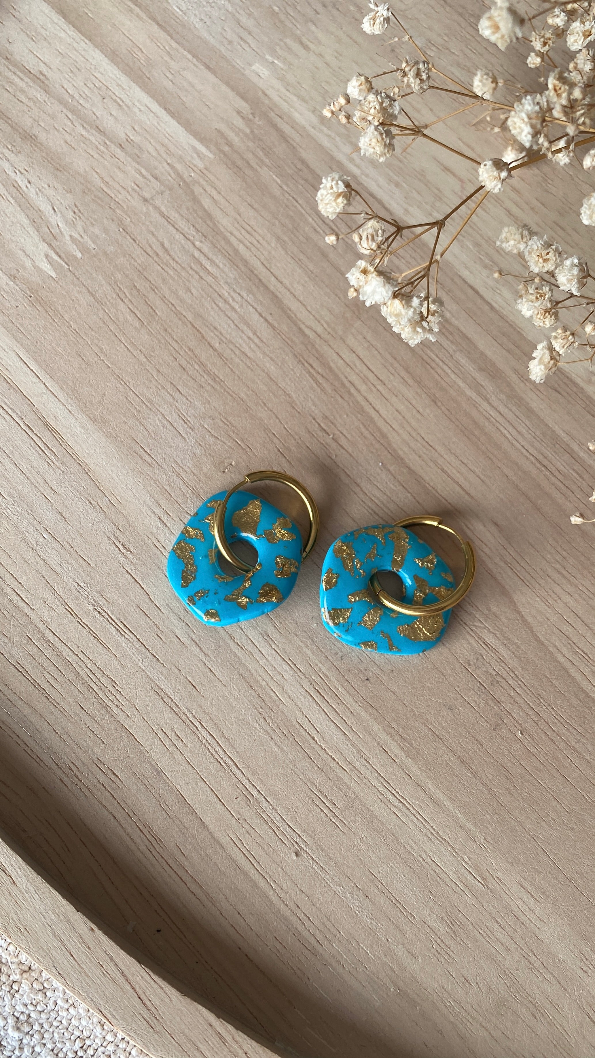 Pampilles bleues et dorées