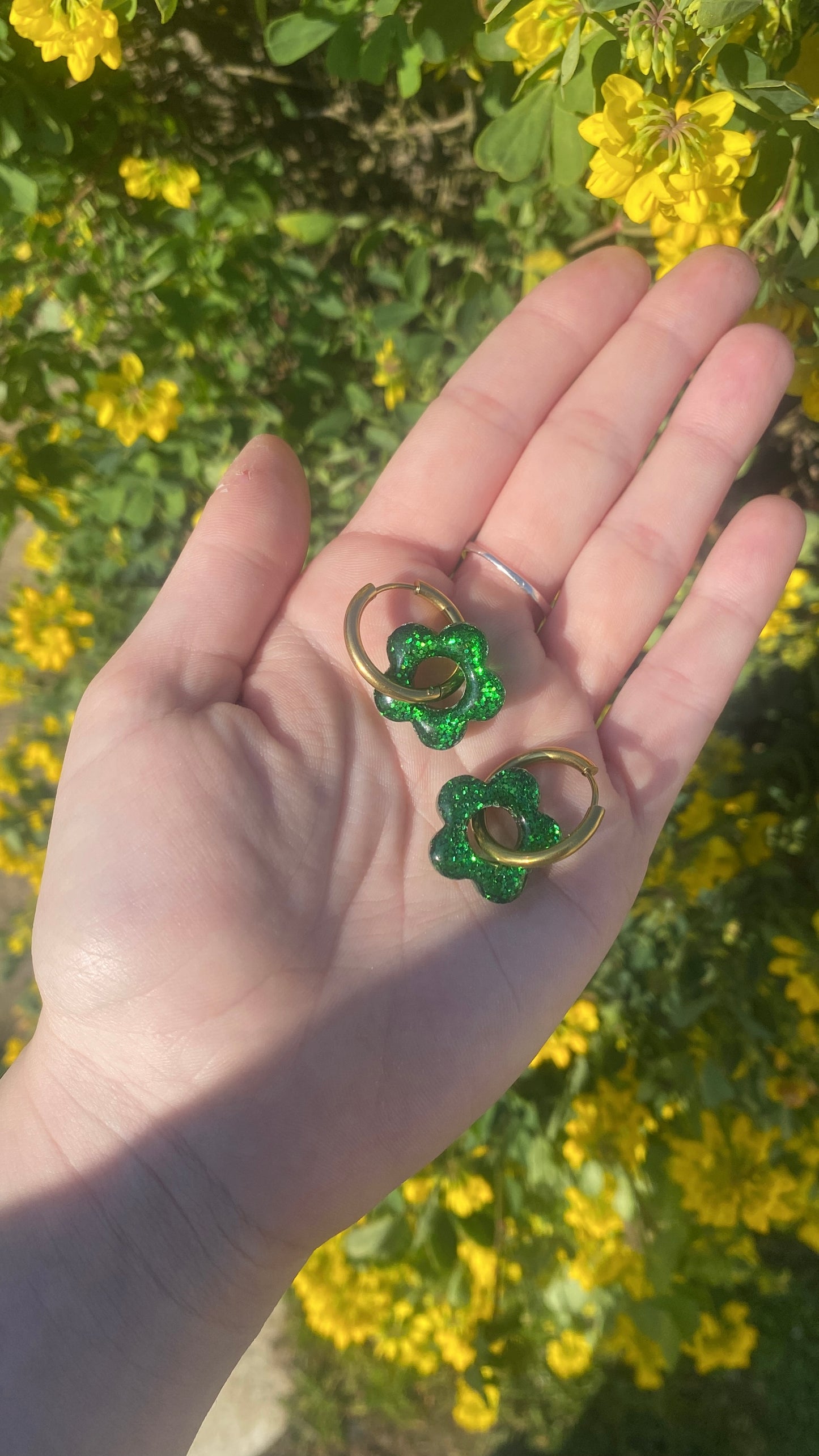 fleurs paillettes vertes