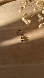 boucle argentée perles noires