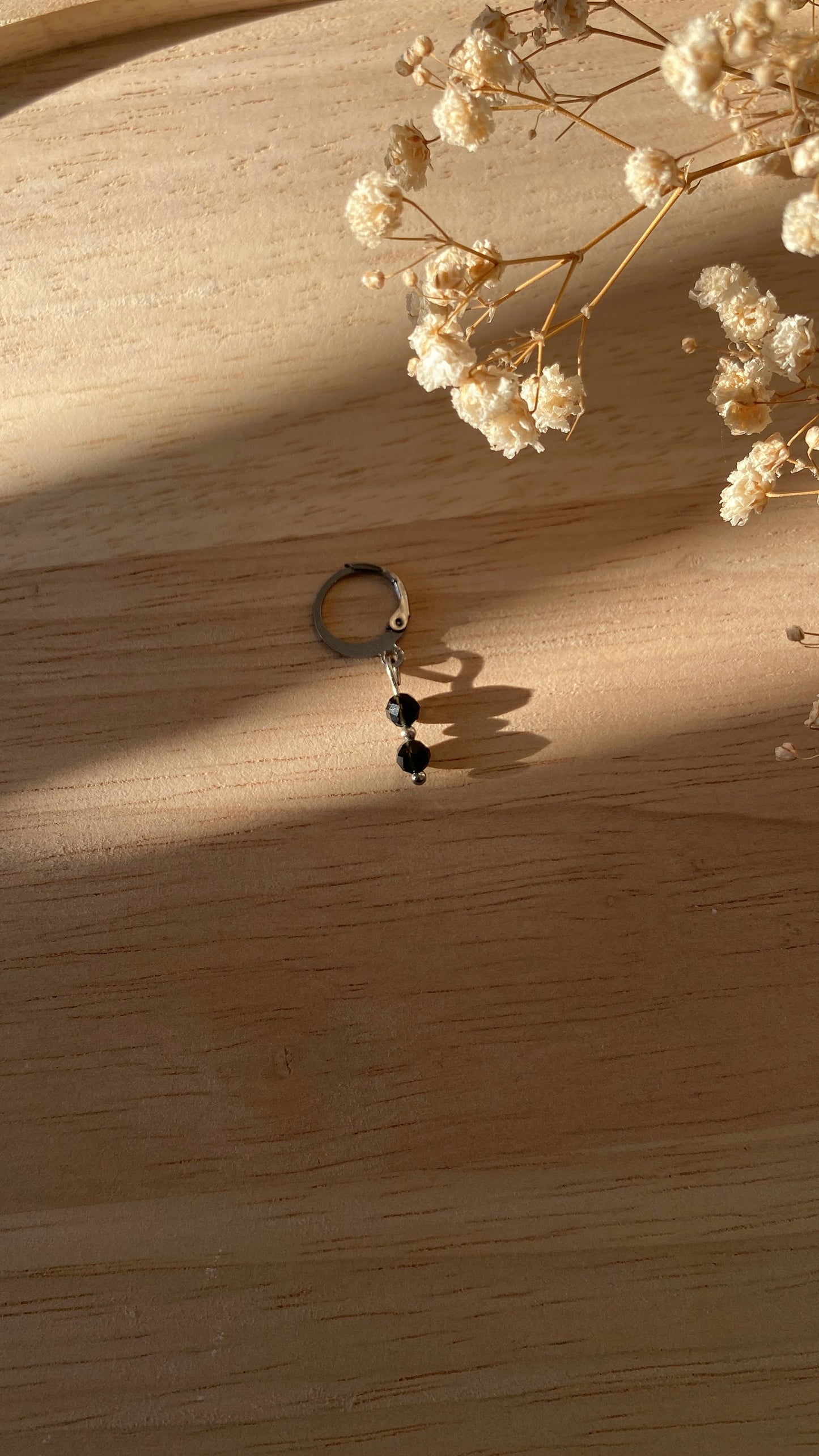 boucle argentée perles noires