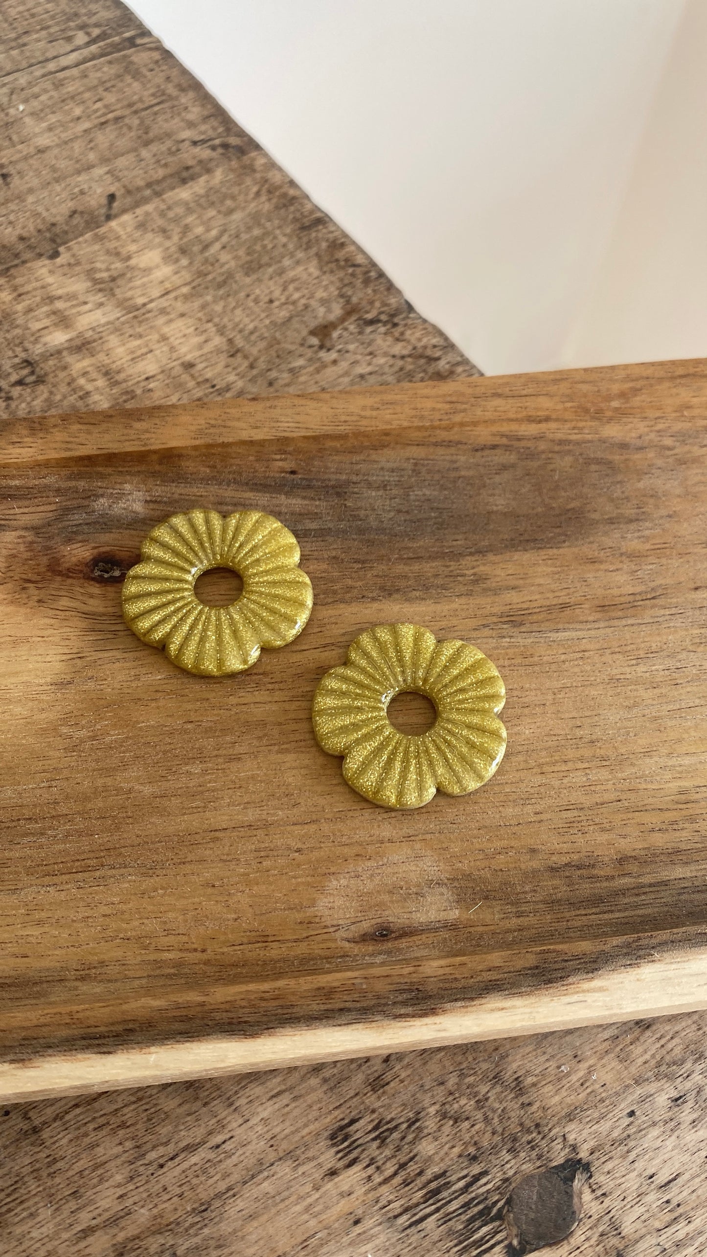 Grandes fleurs dorées