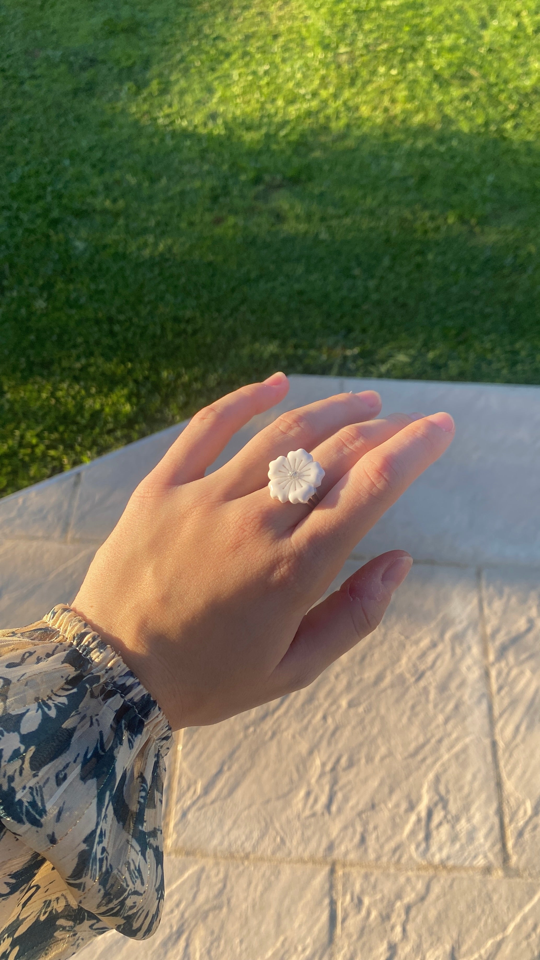 Bague fleur blanche