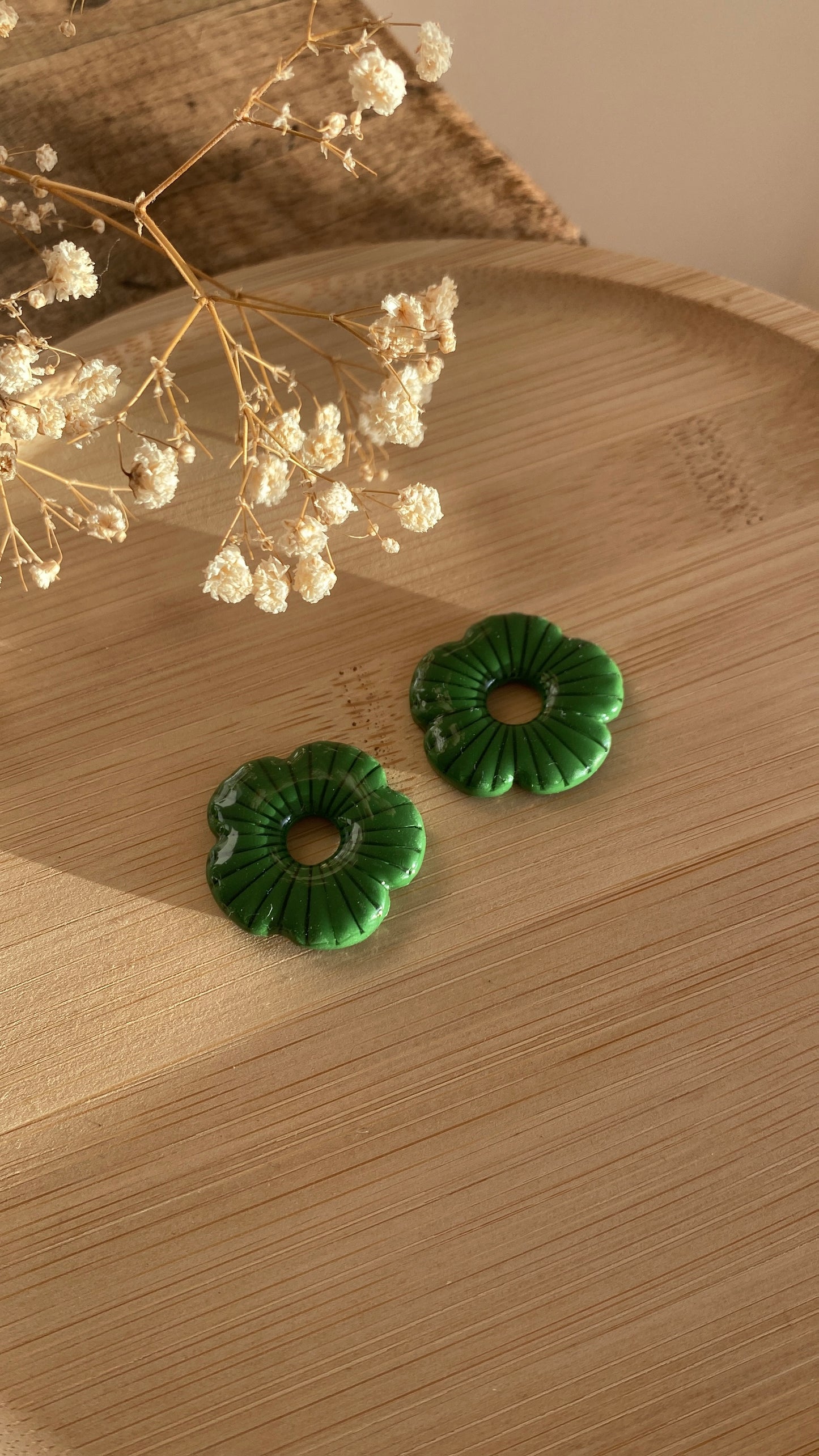 Grandes fleurs vertes foncées