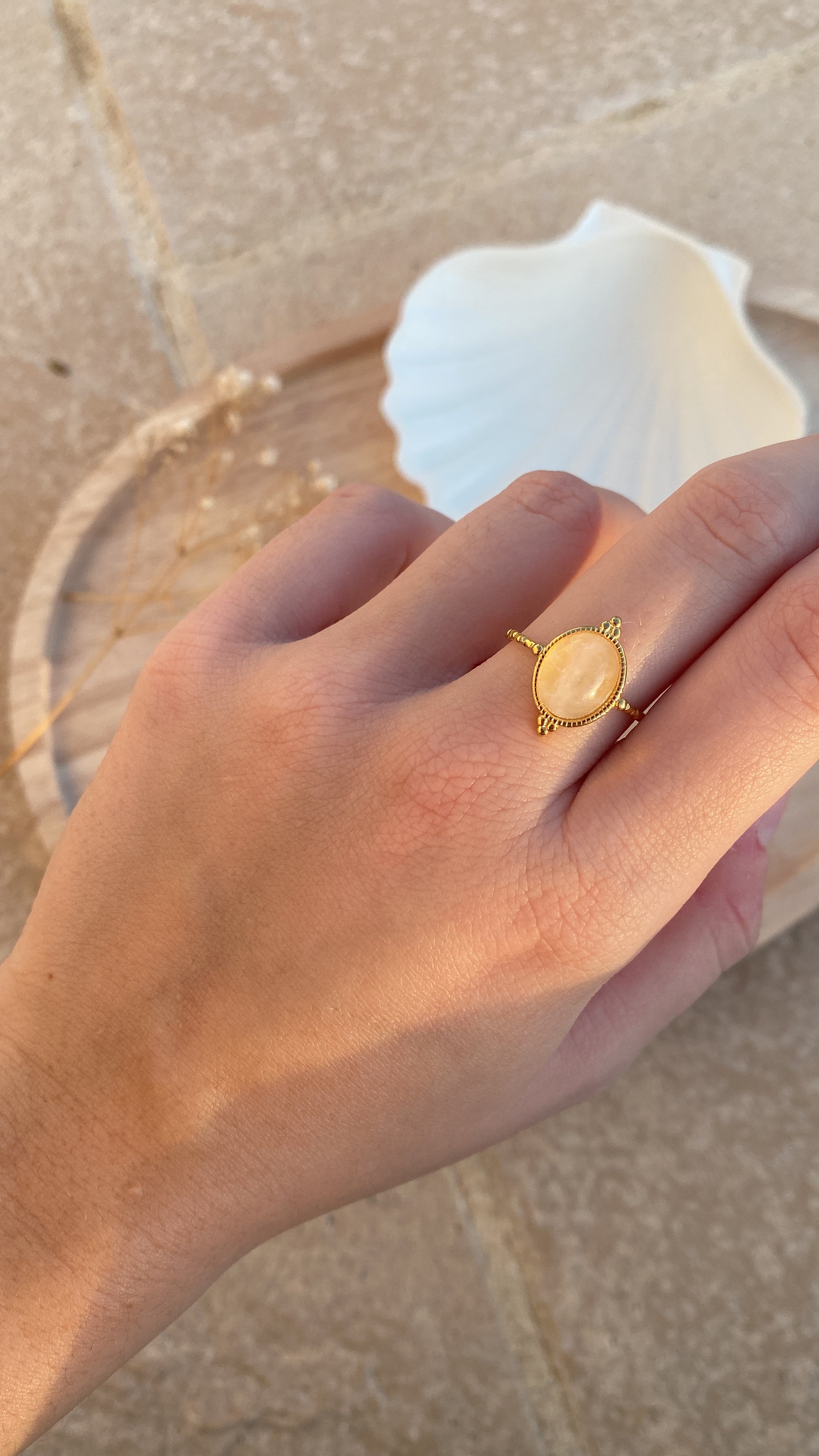 Bague ovale détaillée, quartz rose