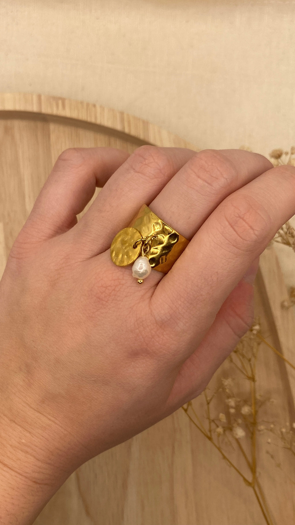 Bague breloque martelée dorée