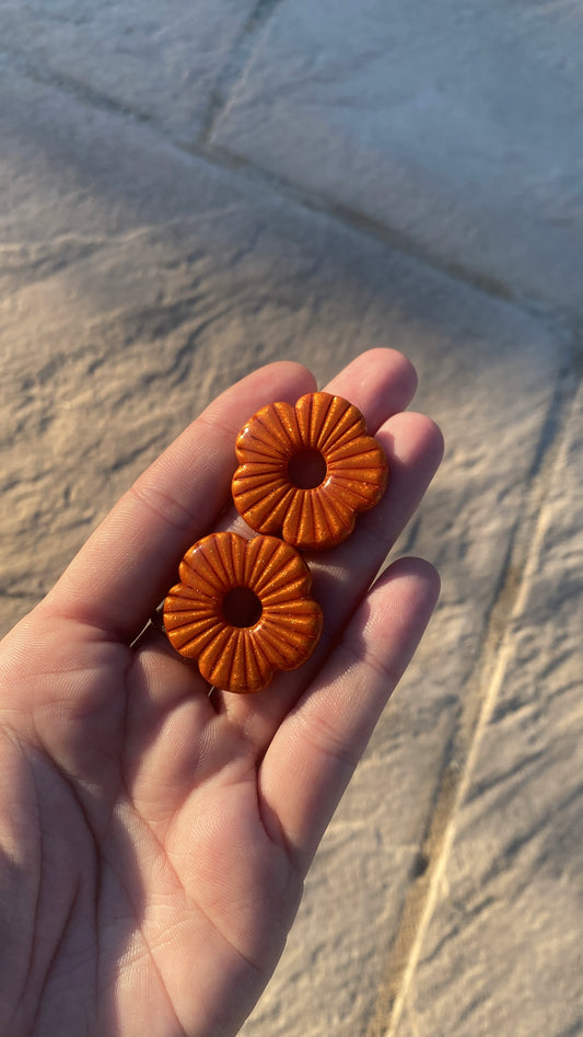 Grandes fleurs oranges irisées