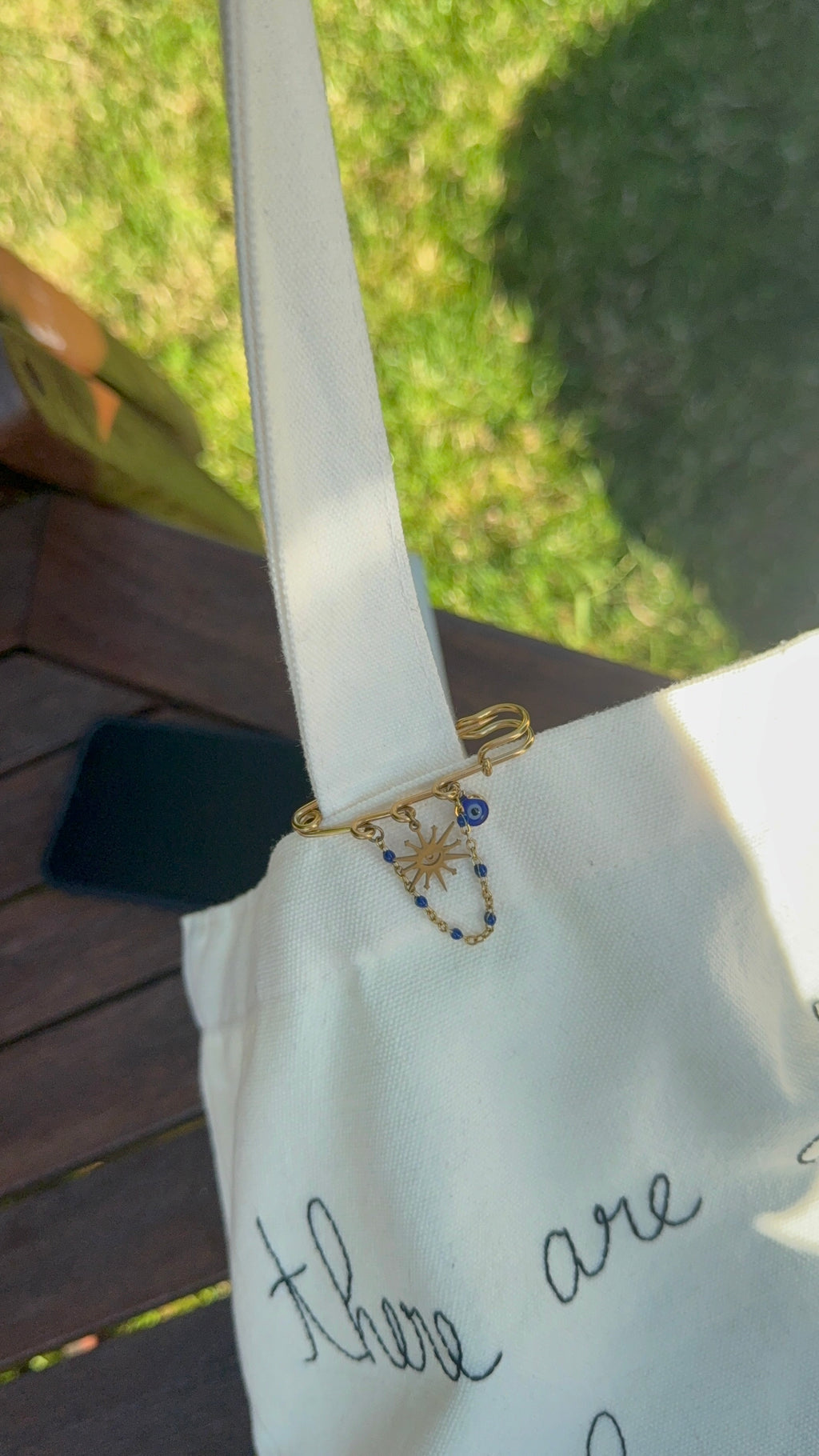 Broche bleue