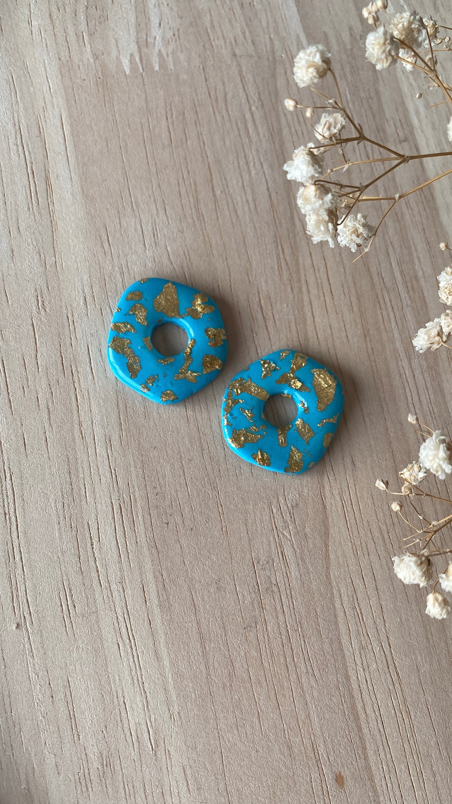 Pampilles bleues et dorées