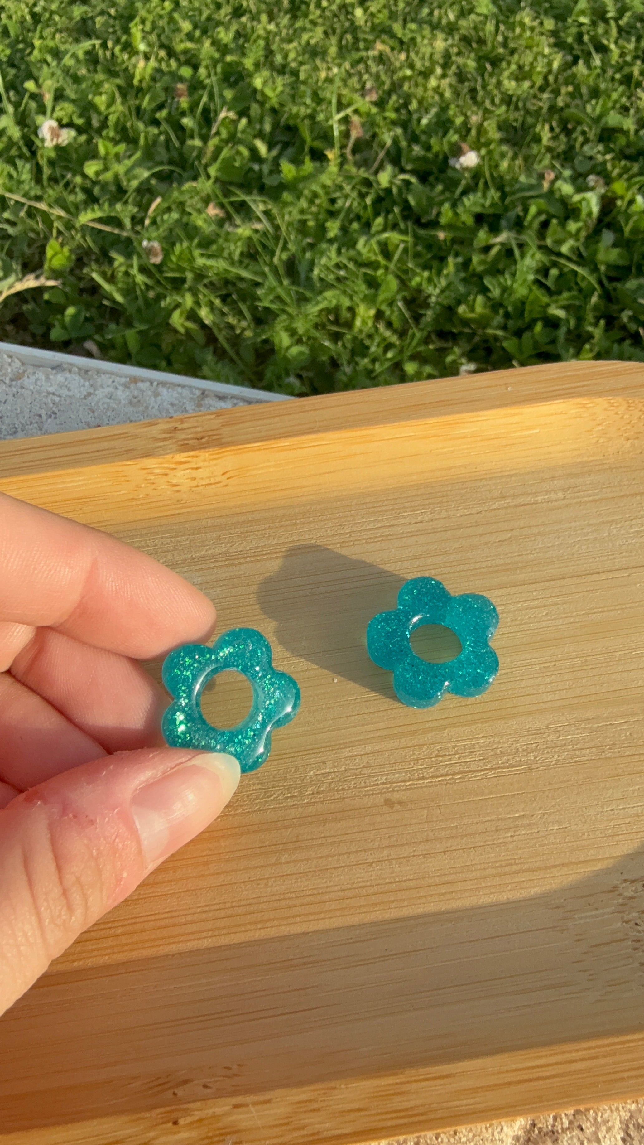 fleurs à paillettes turquoises