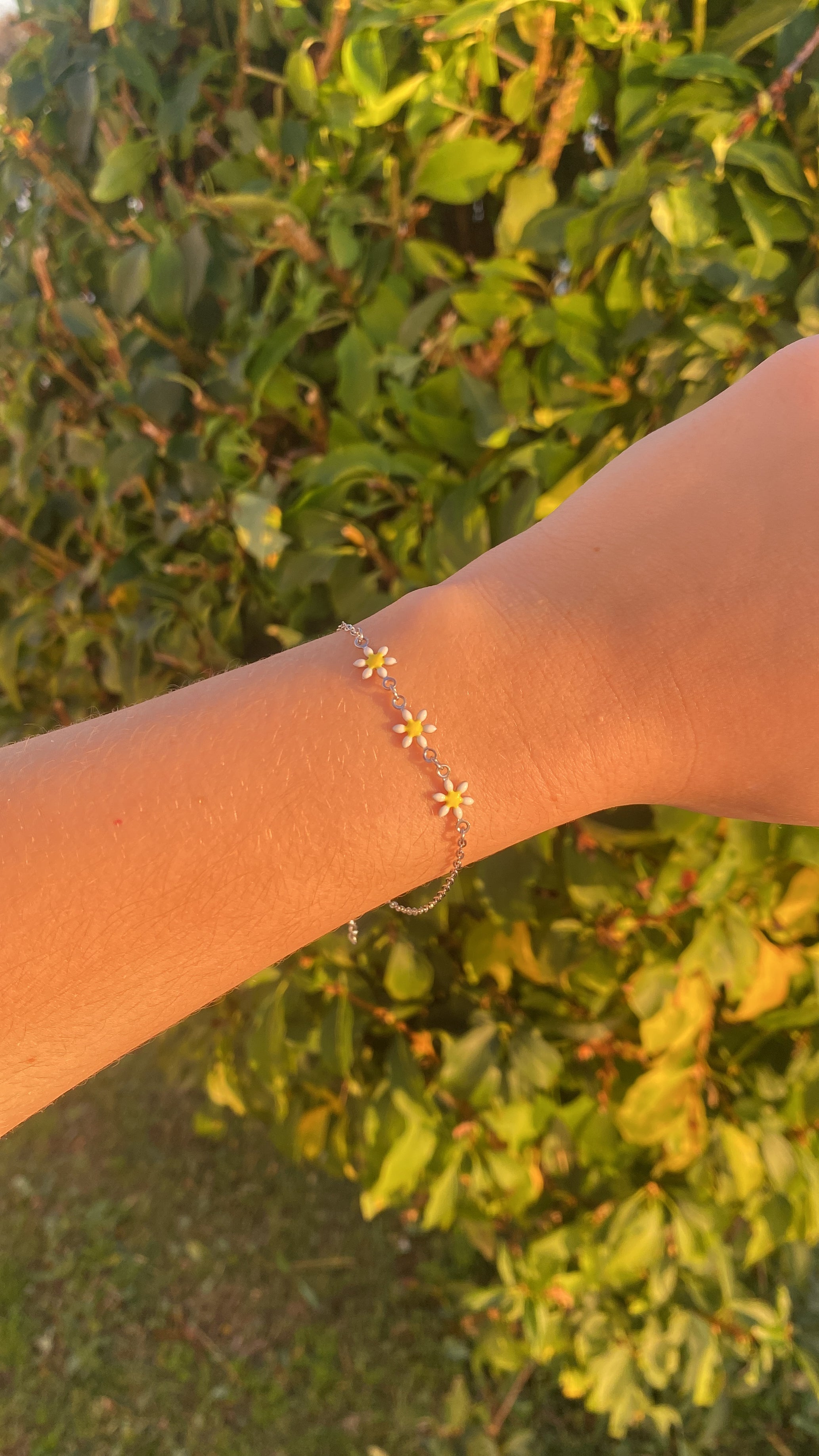 Bracelet argenté fleurs blanches