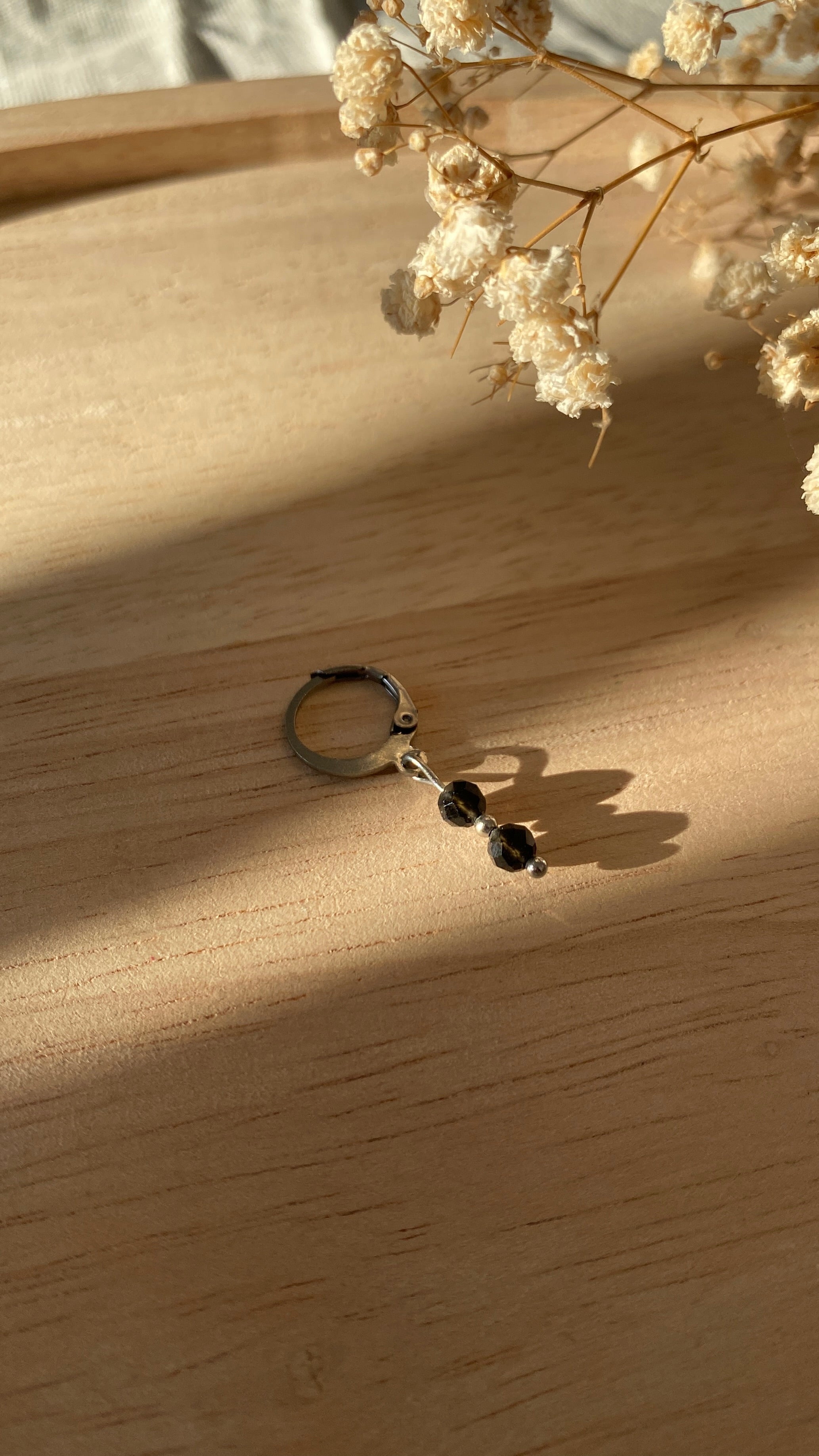 boucle argentée perles noires