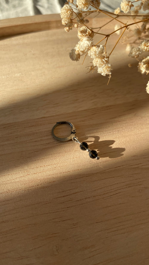 boucle argentée perles noires