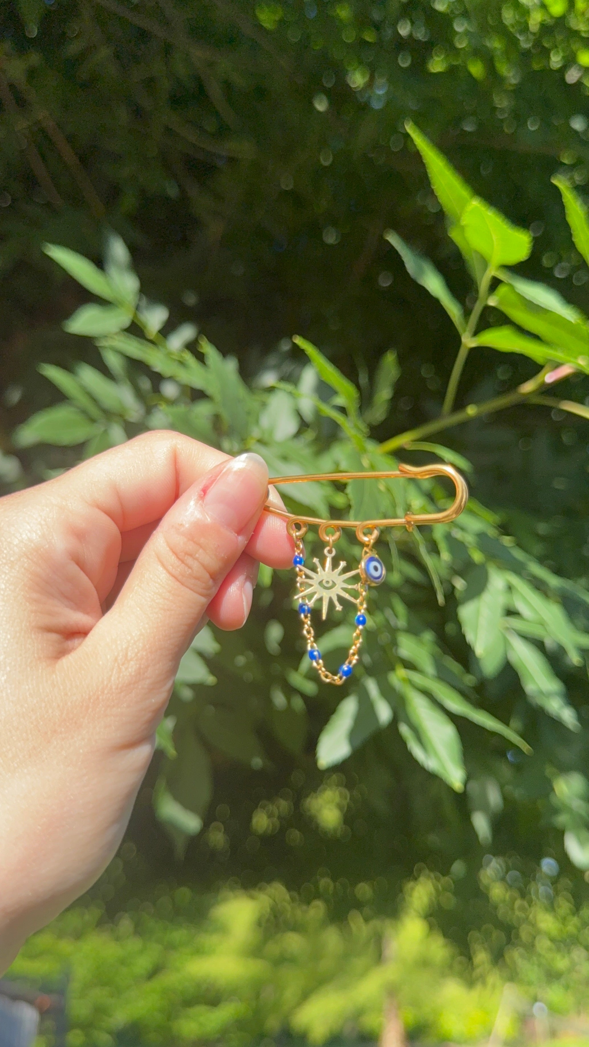 Broche bleue