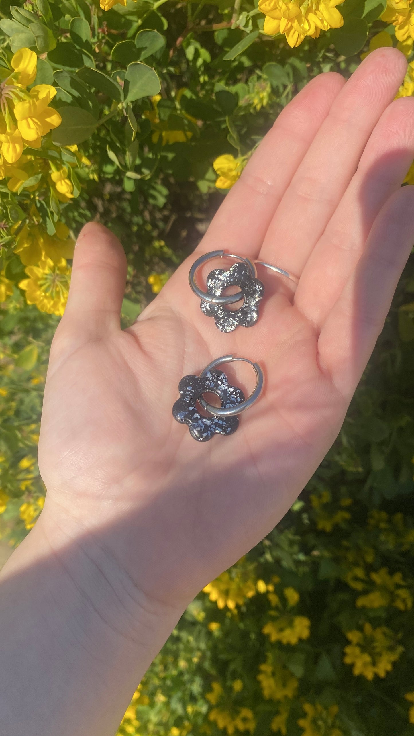 fleurs noires & feuilles d’argent.