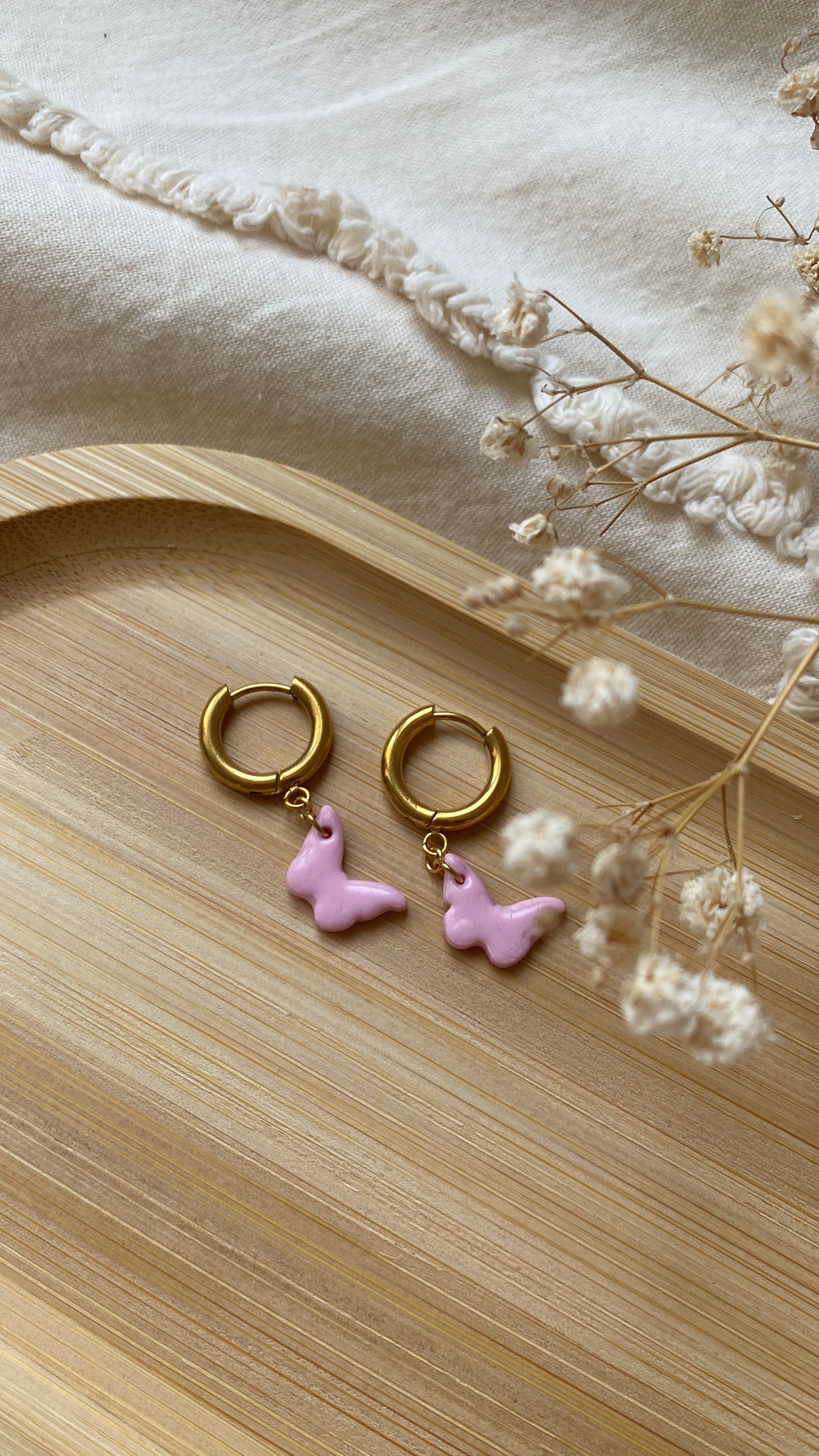 Boucles papillons roses