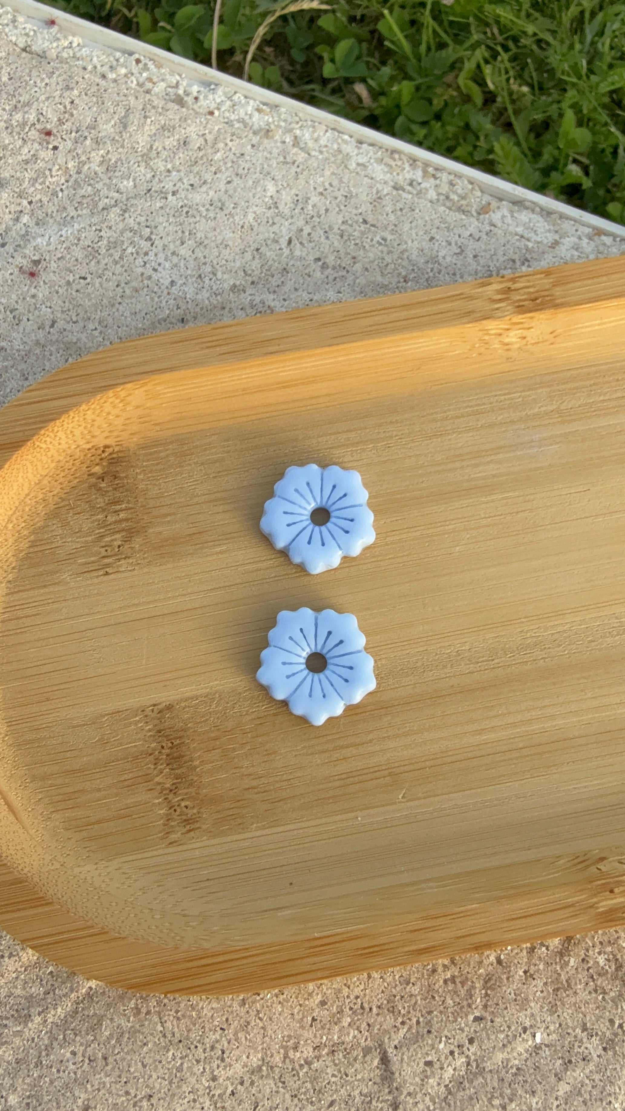 petites fleurs bleues pastels