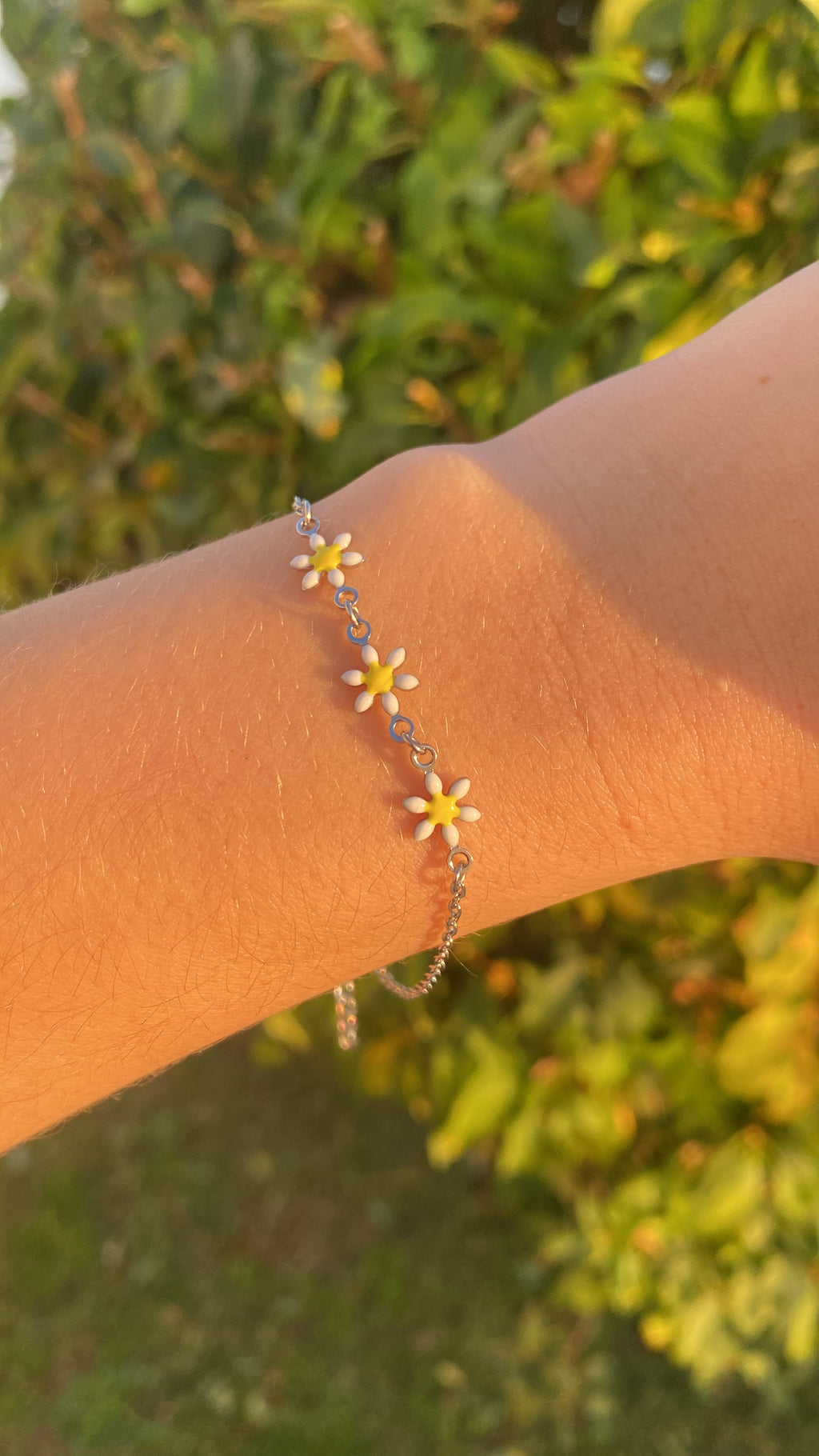 Bracelet argenté fleurs blanches
