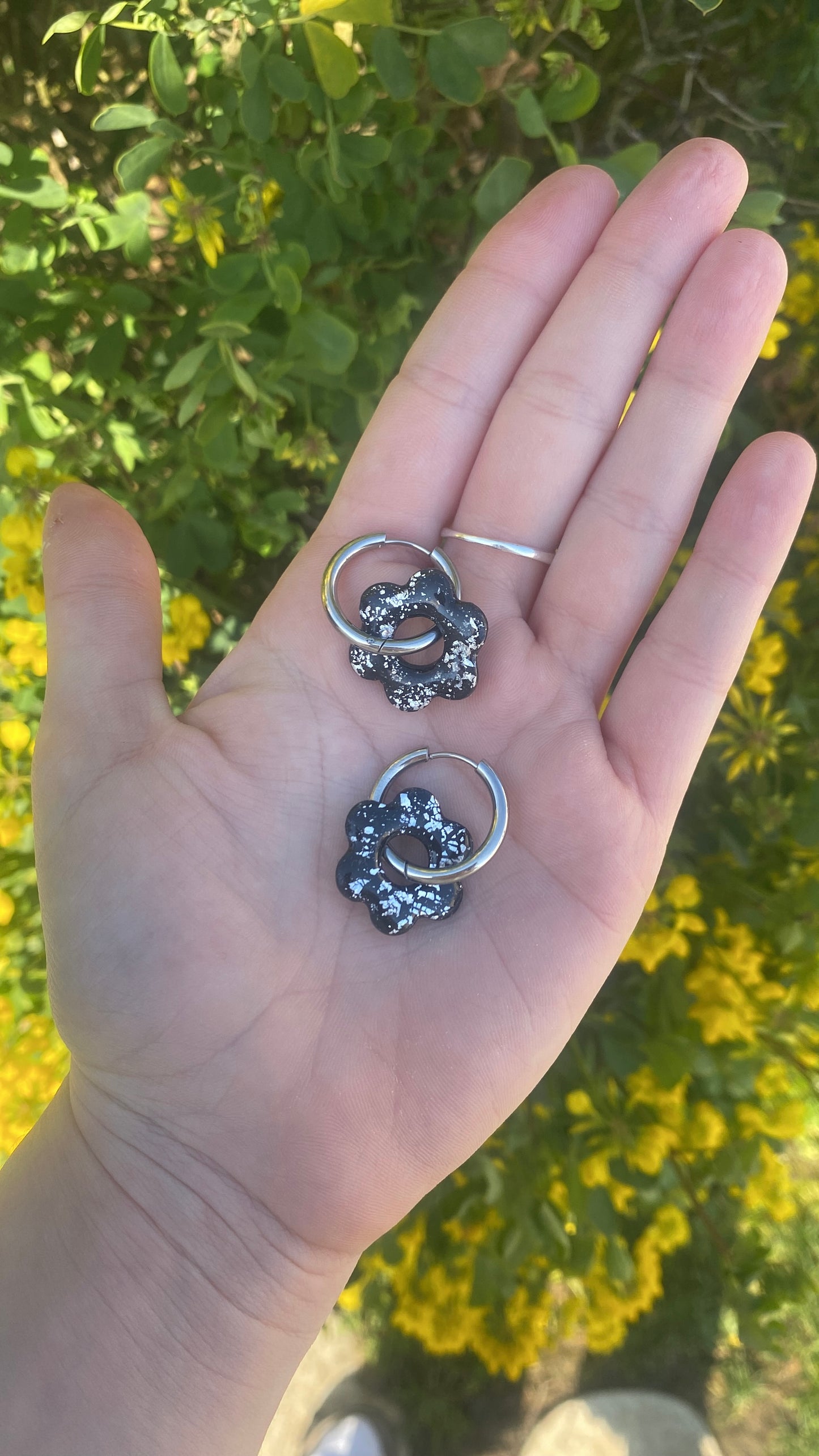 fleurs noires & feuilles d’argent.